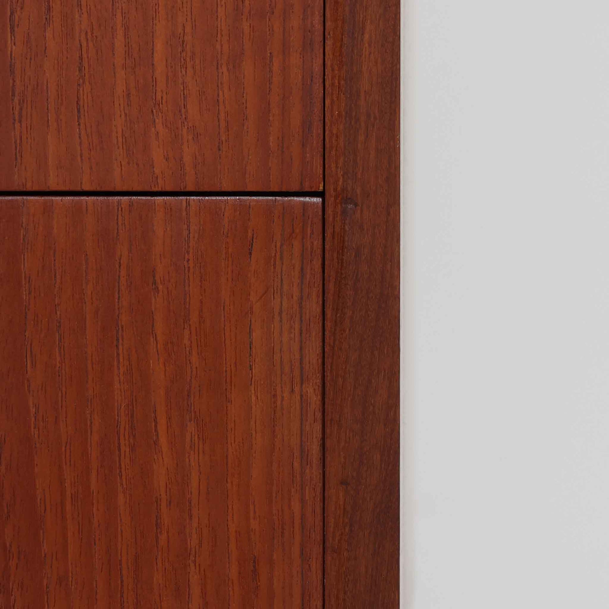 デンマーク製ライティングビューロです。上段には3杯の小引き出しとオープンスペースを備え、文具や手紙などを整理しながら使える実用的な設計です。丸い意匠の取っ手や滑らかな脚部のラインが北欧らしい温かみを感じさせ、チーク材の艶やかな木目が上品な印象を与えます。天板を開くと小さな書斎のような空間が広がり、リビングや寝室でも場所を取らず快適に作業が可能です。下段には3杯の引き出しを配置し、書類やノート類もしっかり収納できます。細身の脚部が軽やかさを添え、省スペースながら十分な収納力を兼ね備えた機能美あふれる一台です。経年によって増した風合いが魅力の、上質な北欧ビンテージ家具です。