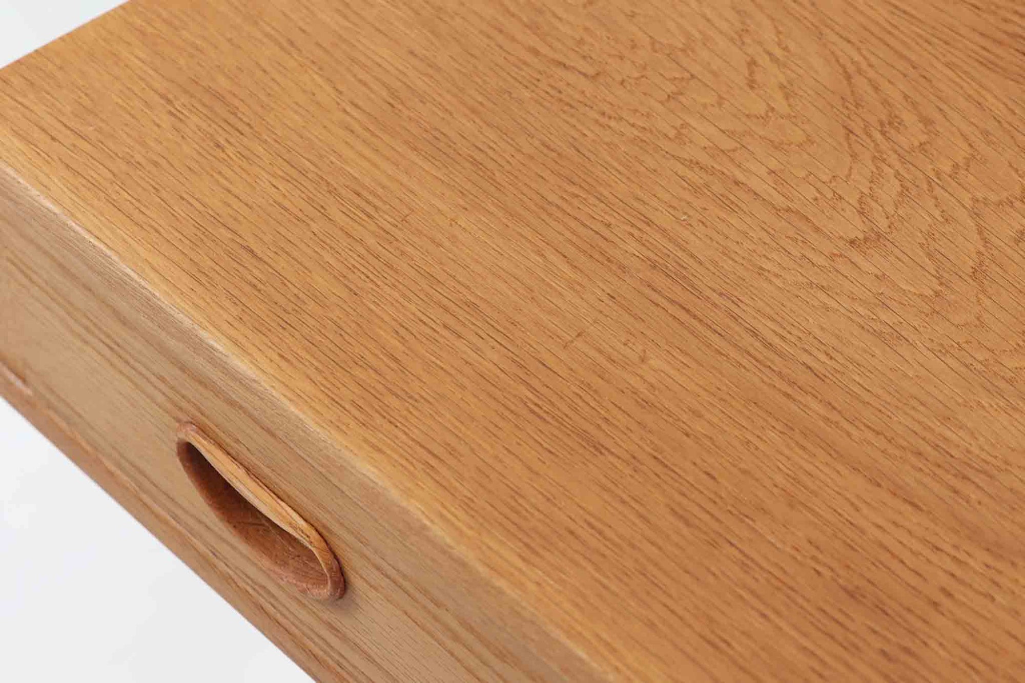 デンマーク製のビンテージ・ソーイングテーブルです。天板下には大きな引き出しが備わっており、裁縫道具や小物を収納するのに最適です。また、中央には籐製のバスケットが付属しており、毛糸や生地などを入れるのに便利な作りとなっています。脚部は交差したデザインが特徴的で、軽やかな印象を与えます。キャスター付きのため移動もスムーズで、リビングやワークスペースなどさまざまな場所で活躍します。シンプルながらも温かみのあるデザインは、北欧家具ならではの魅力。ソーイングテーブルとしてはもちろん、サイドテーブルとしてもお使いいただけます。