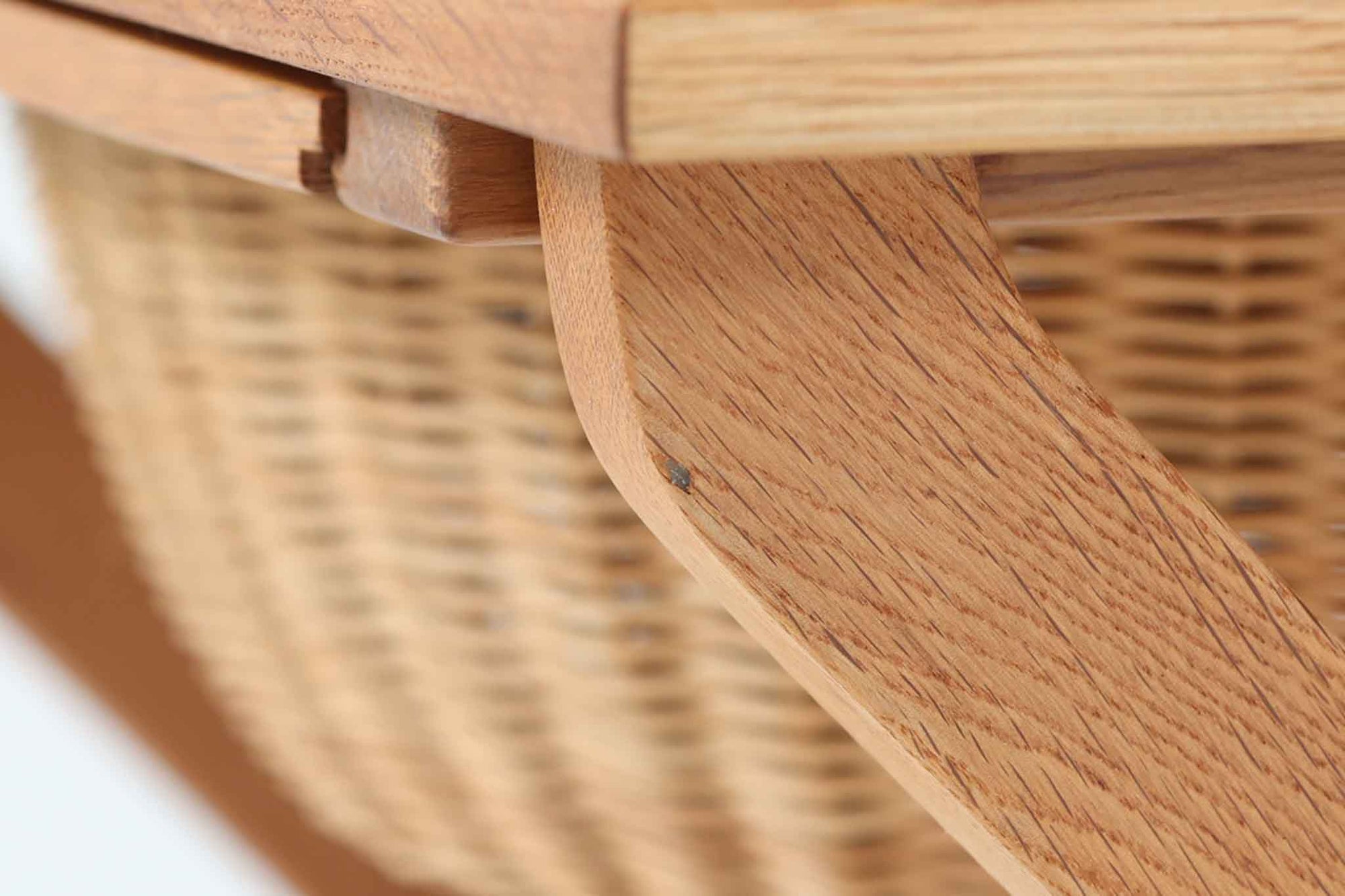 デンマーク製のビンテージ・ソーイングテーブルです。天板下には大きな引き出しが備わっており、裁縫道具や小物を収納するのに最適です。また、中央には籐製のバスケットが付属しており、毛糸や生地などを入れるのに便利な作りとなっています。脚部は交差したデザインが特徴的で、軽やかな印象を与えます。キャスター付きのため移動もスムーズで、リビングやワークスペースなどさまざまな場所で活躍します。シンプルながらも温かみのあるデザインは、北欧家具ならではの魅力。ソーイングテーブルとしてはもちろん、サイドテーブルとしてもお使いいただけます。