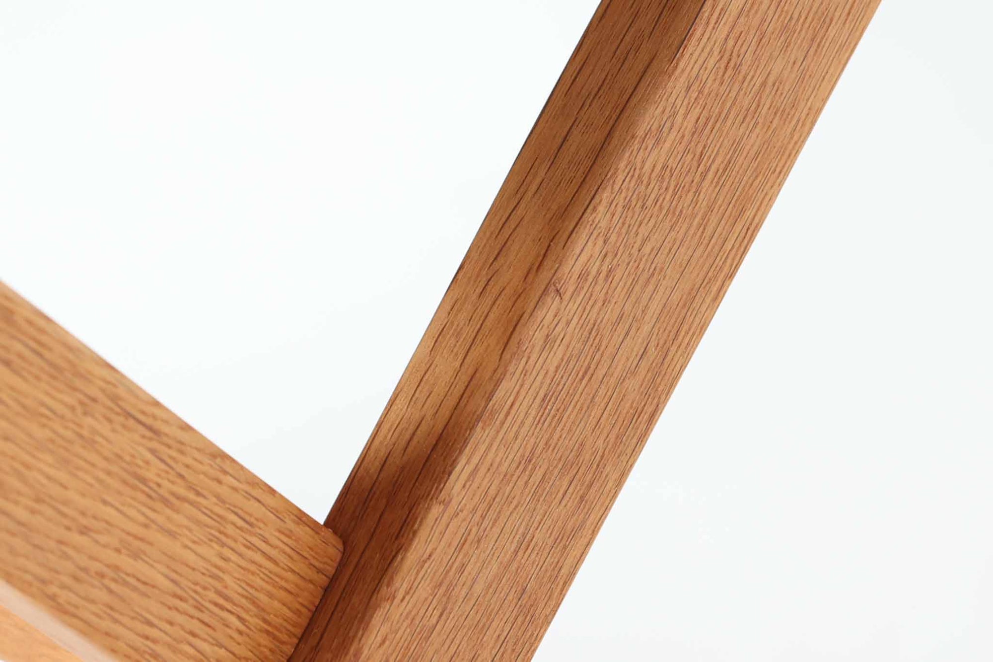 デンマーク製のビンテージ・ソーイングテーブルです。天板下には大きな引き出しが備わっており、裁縫道具や小物を収納するのに最適です。また、中央には籐製のバスケットが付属しており、毛糸や生地などを入れるのに便利な作りとなっています。脚部は交差したデザインが特徴的で、軽やかな印象を与えます。キャスター付きのため移動もスムーズで、リビングやワークスペースなどさまざまな場所で活躍します。シンプルながらも温かみのあるデザインは、北欧家具ならではの魅力。ソーイングテーブルとしてはもちろん、サイドテーブルとしてもお使いいただけます。