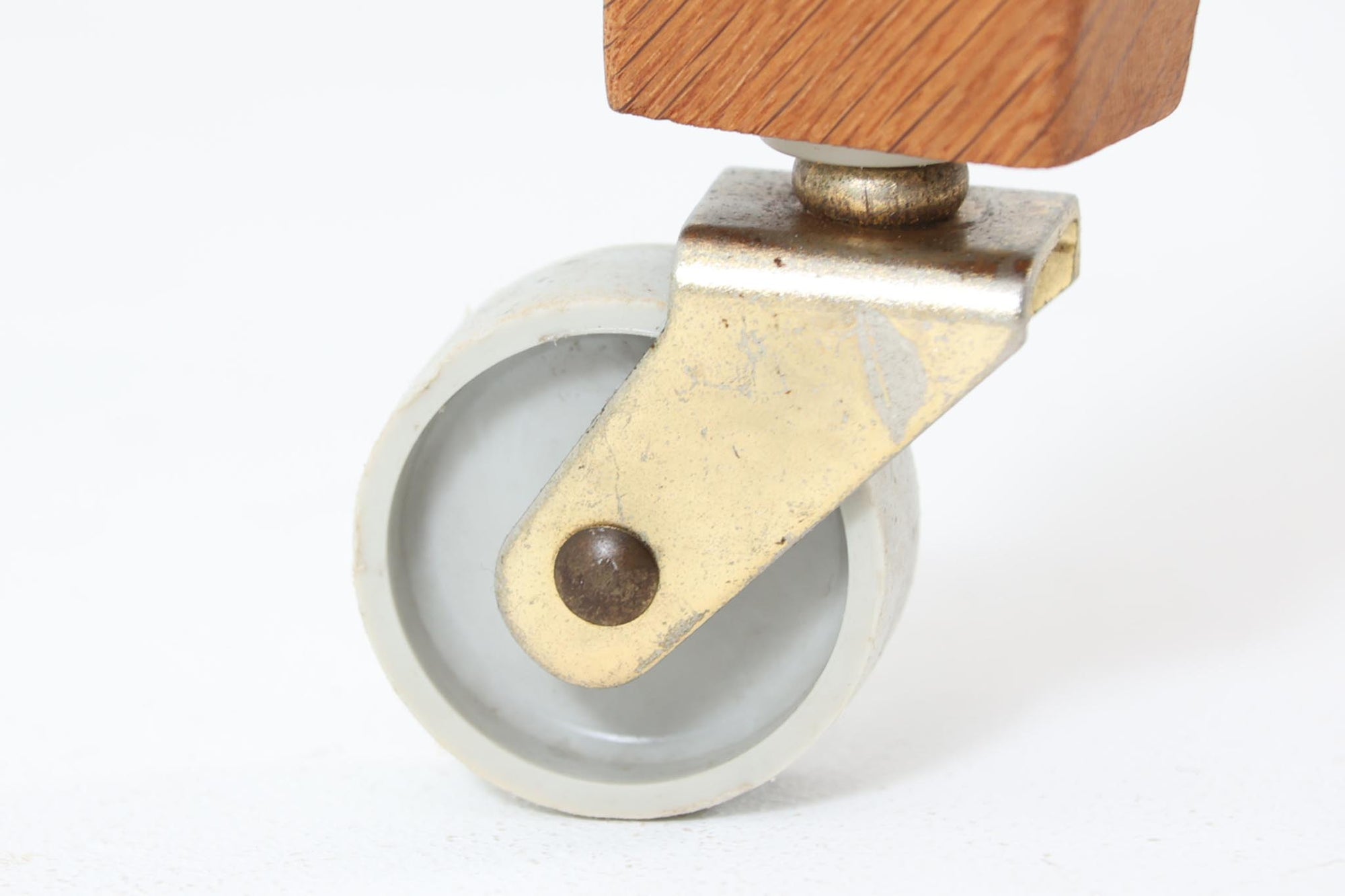 デンマーク製のビンテージ・ソーイングテーブルです。天板下には大きな引き出しが備わっており、裁縫道具や小物を収納するのに最適です。また、中央には籐製のバスケットが付属しており、毛糸や生地などを入れるのに便利な作りとなっています。脚部は交差したデザインが特徴的で、軽やかな印象を与えます。キャスター付きのため移動もスムーズで、リビングやワークスペースなどさまざまな場所で活躍します。シンプルながらも温かみのあるデザインは、北欧家具ならではの魅力。ソーイングテーブルとしてはもちろん、サイドテーブルとしてもお使いいただけます。