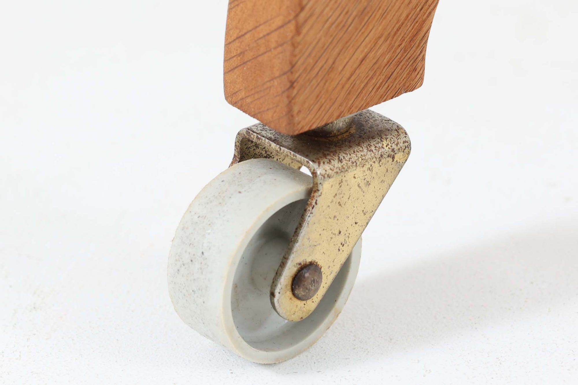 デンマーク製のビンテージ・ソーイングテーブルです。天板下には大きな引き出しが備わっており、裁縫道具や小物を収納するのに最適です。また、中央には籐製のバスケットが付属しており、毛糸や生地などを入れるのに便利な作りとなっています。脚部は交差したデザインが特徴的で、軽やかな印象を与えます。キャスター付きのため移動もスムーズで、リビングやワークスペースなどさまざまな場所で活躍します。シンプルながらも温かみのあるデザインは、北欧家具ならではの魅力。ソーイングテーブルとしてはもちろん、サイドテーブルとしてもお使いいただけます。