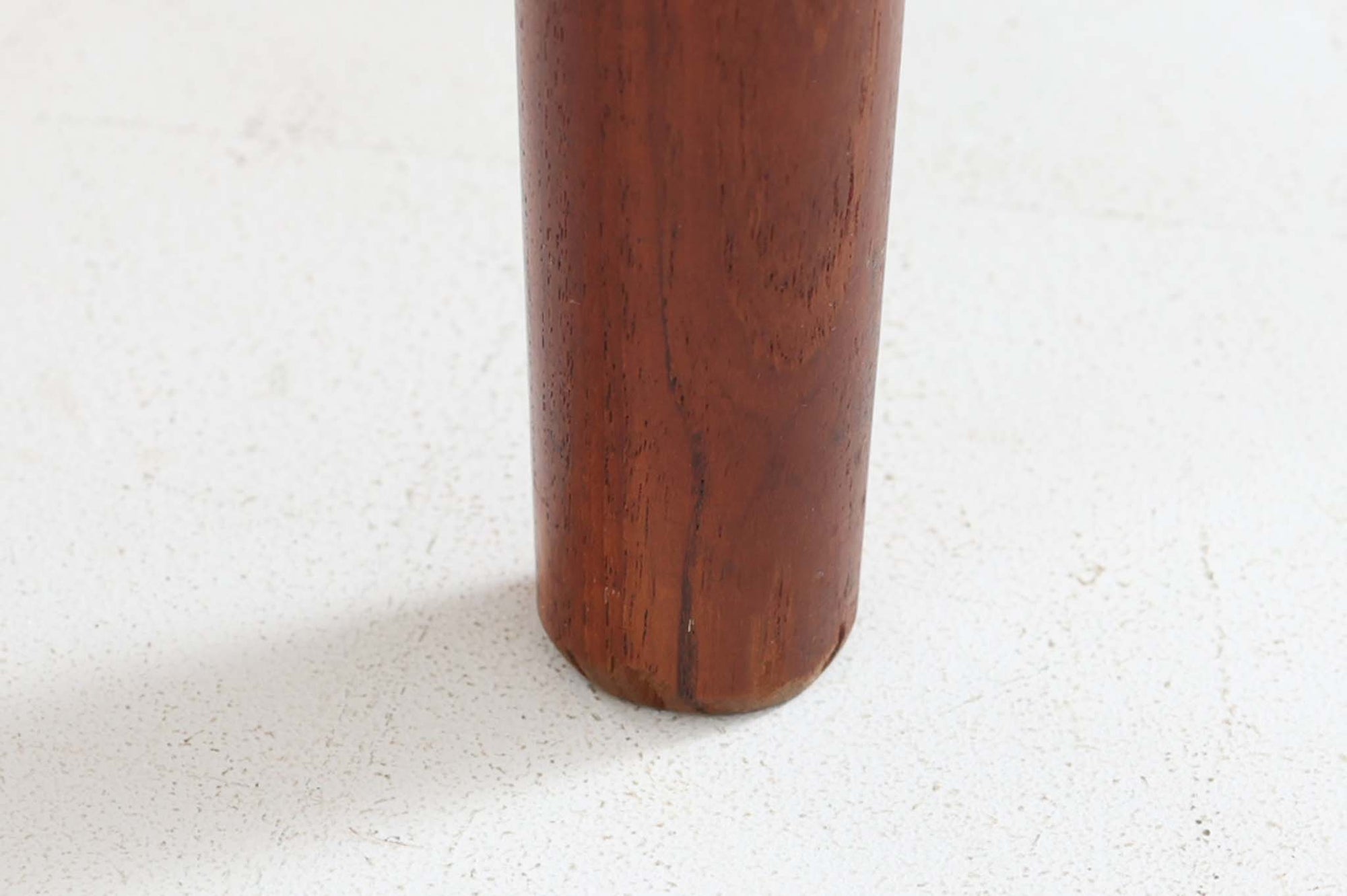 デンマークを代表する家具デザイナー、Børge mogensen（ボーエ・モーエンセン）が手がけた、Soborg mobler社製のビンテージライティングビューロです。落ち着きのある深い色味と美しい木目が特徴的なチーク材を贅沢に使用しており、北欧ミッドセンチュリーらしい温かみと洗練された雰囲気を兼ね備えています。上部のライティングスペースには、2杯の小引き出しと仕切り棚が設けられており、文房具や書類の整理にも最適。天板は折りたたみ式で、コンパクトに収納しつつも、必要に応じてしっかりとした作業スペースとしてお使いいただけます。下部にはフルサイズの引き出しが3杯あり、収納力にも優れています。脚部のデザインも軽やかで、空間に圧迫感を与えません。リビングやワークスペースに、実用性と美しさを兼ね備えた一台としておすすめです。