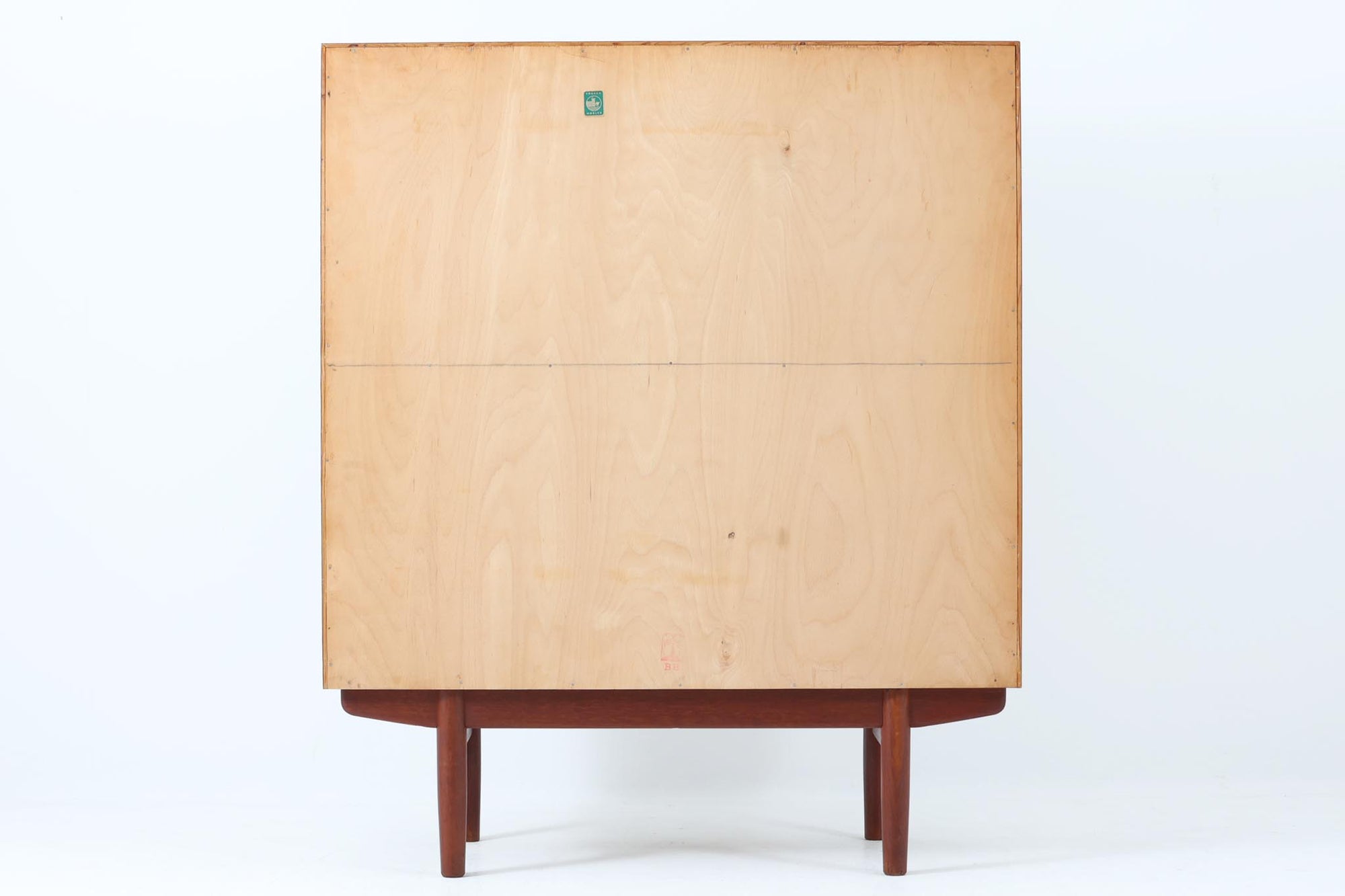 デンマークを代表する家具デザイナー、Børge mogensen（ボーエ・モーエンセン）が手がけた、Soborg mobler社製のビンテージライティングビューロです。落ち着きのある深い色味と美しい木目が特徴的なチーク材を贅沢に使用しており、北欧ミッドセンチュリーらしい温かみと洗練された雰囲気を兼ね備えています。上部のライティングスペースには、2杯の小引き出しと仕切り棚が設けられており、文房具や書類の整理にも最適。天板は折りたたみ式で、コンパクトに収納しつつも、必要に応じてしっかりとした作業スペースとしてお使いいただけます。下部にはフルサイズの引き出しが3杯あり、収納力にも優れています。脚部のデザインも軽やかで、空間に圧迫感を与えません。リビングやワークスペースに、実用性と美しさを兼ね備えた一台としておすすめです。