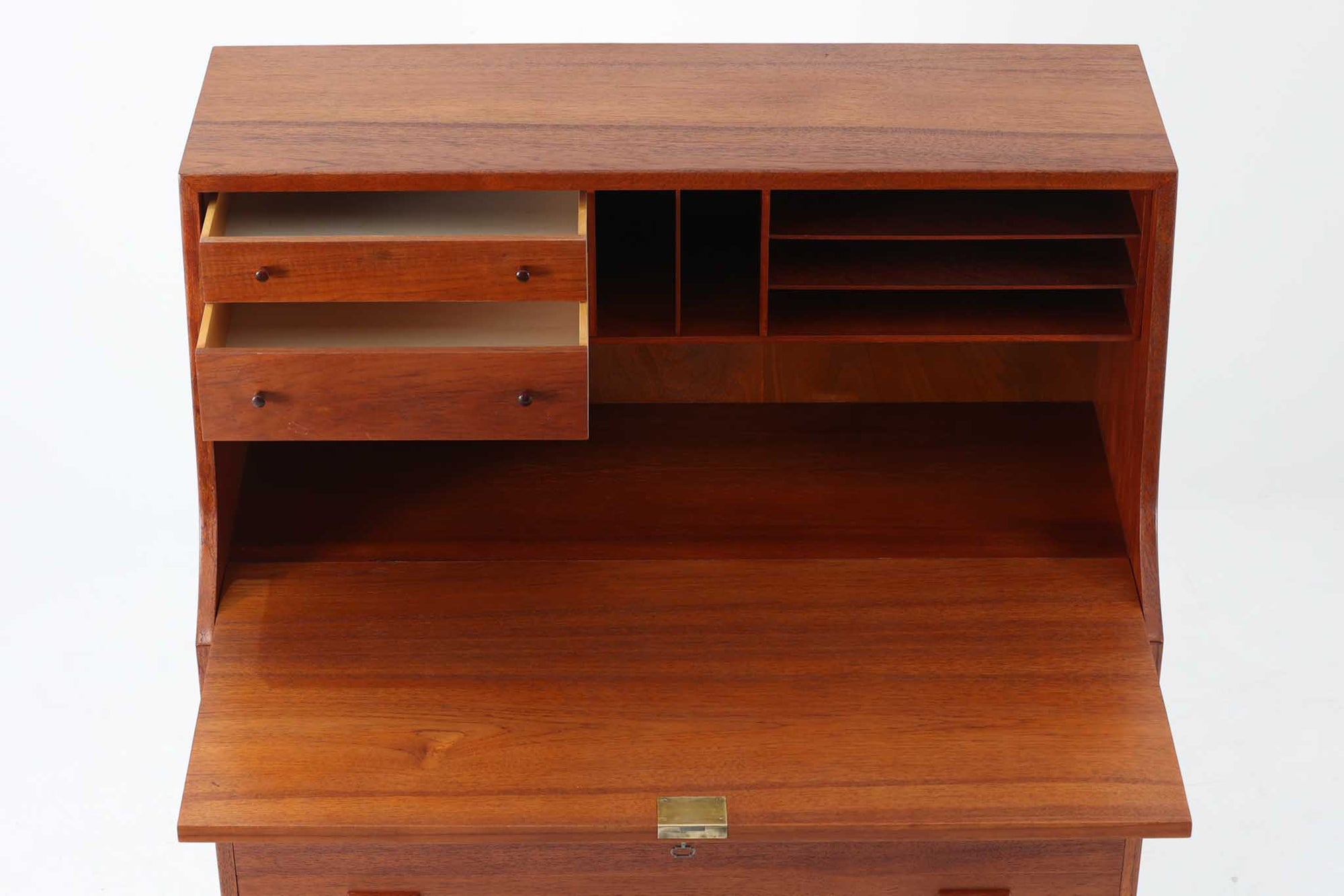 デンマークを代表する家具デザイナー、Børge mogensen（ボーエ・モーエンセン）が手がけた、Soborg mobler社製のビンテージライティングビューロです。落ち着きのある深い色味と美しい木目が特徴的なチーク材を贅沢に使用しており、北欧ミッドセンチュリーらしい温かみと洗練された雰囲気を兼ね備えています。上部のライティングスペースには、2杯の小引き出しと仕切り棚が設けられており、文房具や書類の整理にも最適。天板は折りたたみ式で、コンパクトに収納しつつも、必要に応じてしっかりとした作業スペースとしてお使いいただけます。下部にはフルサイズの引き出しが3杯あり、収納力にも優れています。脚部のデザインも軽やかで、空間に圧迫感を与えません。リビングやワークスペースに、実用性と美しさを兼ね備えた一台としておすすめです。