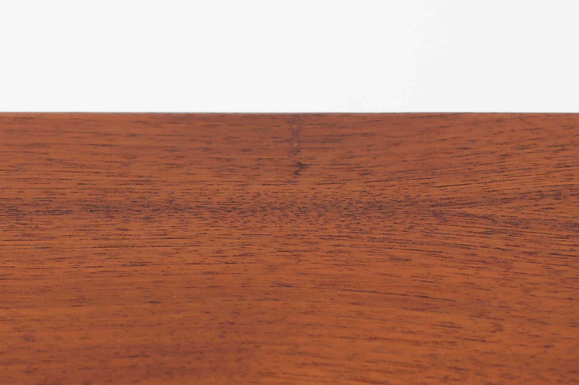 デンマークを代表する家具デザイナー、Børge mogensen（ボーエ・モーエンセン）が手がけた、Soborg mobler社製のビンテージライティングビューロです。落ち着きのある深い色味と美しい木目が特徴的なチーク材を贅沢に使用しており、北欧ミッドセンチュリーらしい温かみと洗練された雰囲気を兼ね備えています。上部のライティングスペースには、2杯の小引き出しと仕切り棚が設けられており、文房具や書類の整理にも最適。天板は折りたたみ式で、コンパクトに収納しつつも、必要に応じてしっかりとした作業スペースとしてお使いいただけます。下部にはフルサイズの引き出しが3杯あり、収納力にも優れています。脚部のデザインも軽やかで、空間に圧迫感を与えません。リビングやワークスペースに、実用性と美しさを兼ね備えた一台としておすすめです。