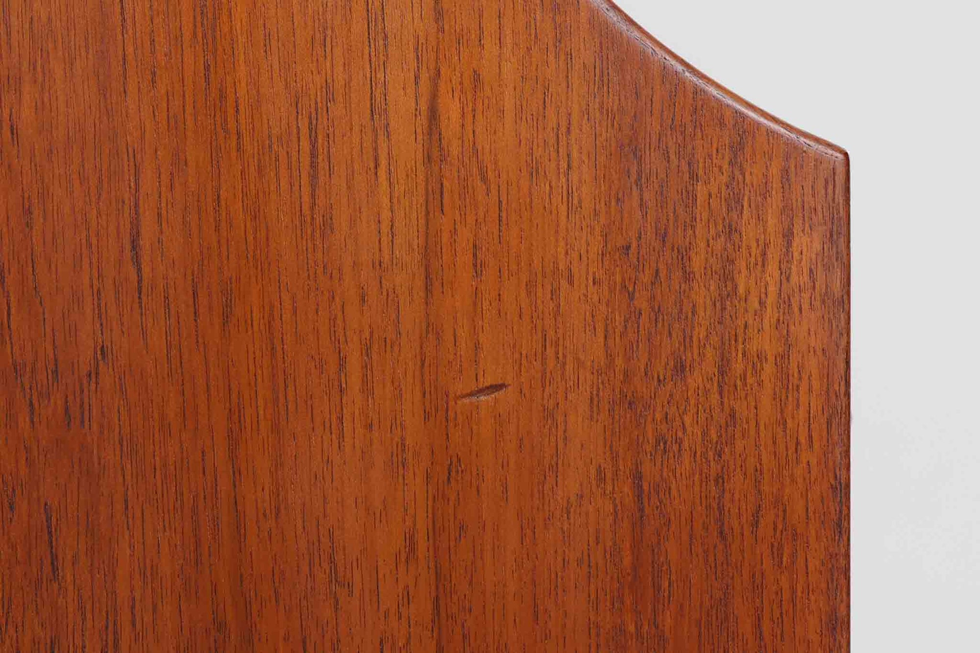 デンマークを代表する家具デザイナー、Børge mogensen（ボーエ・モーエンセン）が手がけた、Soborg mobler社製のビンテージライティングビューロです。落ち着きのある深い色味と美しい木目が特徴的なチーク材を贅沢に使用しており、北欧ミッドセンチュリーらしい温かみと洗練された雰囲気を兼ね備えています。上部のライティングスペースには、2杯の小引き出しと仕切り棚が設けられており、文房具や書類の整理にも最適。天板は折りたたみ式で、コンパクトに収納しつつも、必要に応じてしっかりとした作業スペースとしてお使いいただけます。下部にはフルサイズの引き出しが3杯あり、収納力にも優れています。脚部のデザインも軽やかで、空間に圧迫感を与えません。リビングやワークスペースに、実用性と美しさを兼ね備えた一台としておすすめです。