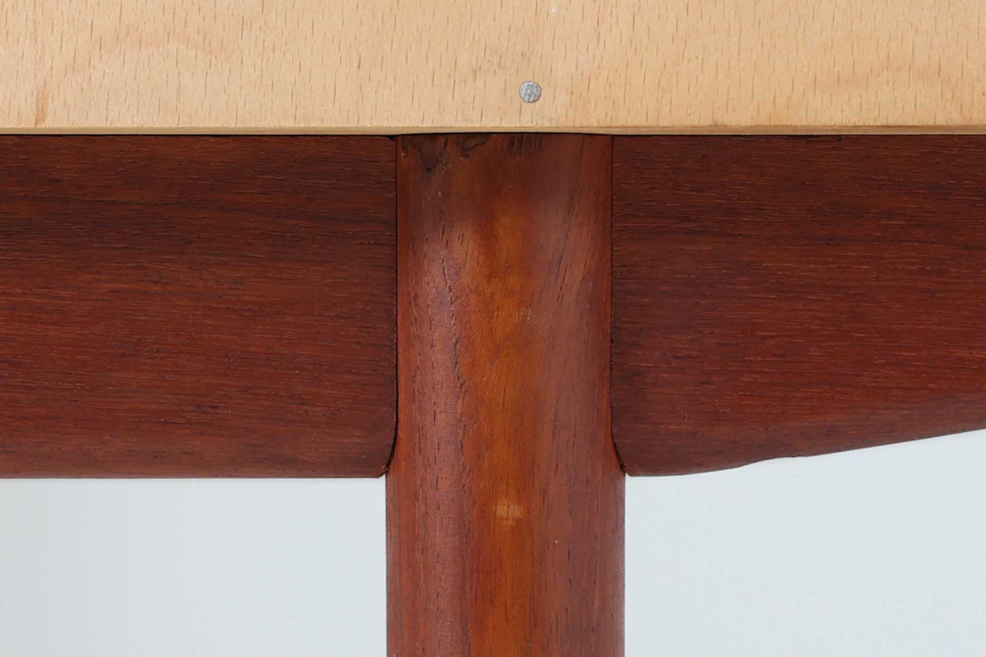 デンマークを代表する家具デザイナー、Børge mogensen（ボーエ・モーエンセン）が手がけた、Soborg mobler社製のビンテージライティングビューロです。落ち着きのある深い色味と美しい木目が特徴的なチーク材を贅沢に使用しており、北欧ミッドセンチュリーらしい温かみと洗練された雰囲気を兼ね備えています。上部のライティングスペースには、2杯の小引き出しと仕切り棚が設けられており、文房具や書類の整理にも最適。天板は折りたたみ式で、コンパクトに収納しつつも、必要に応じてしっかりとした作業スペースとしてお使いいただけます。下部にはフルサイズの引き出しが3杯あり、収納力にも優れています。脚部のデザインも軽やかで、空間に圧迫感を与えません。リビングやワークスペースに、実用性と美しさを兼ね備えた一台としておすすめです。