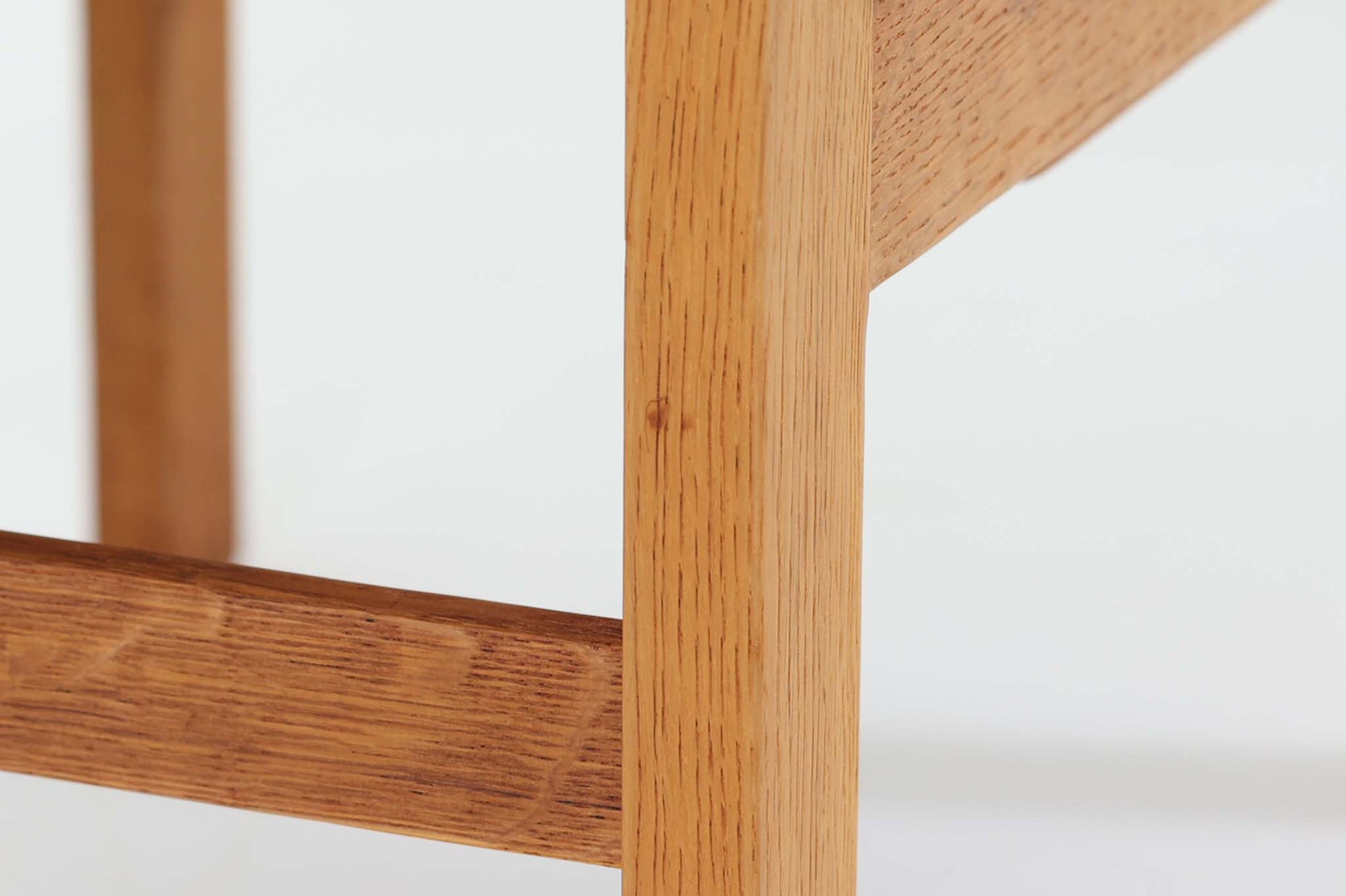 こちらは日本でも人気が高いボーエ・モーエンセンによる希少な「model 248」オットマンです。角度調整が可能で、快適な座り心地を提供します。現存する高級家具メーカー、Fredericia社製のしっかりとした造りが感じられ、品質の高さが際立っています。シンプルながらも洗練されたデザインは、どんなインテリアにも調和してくれそうです。