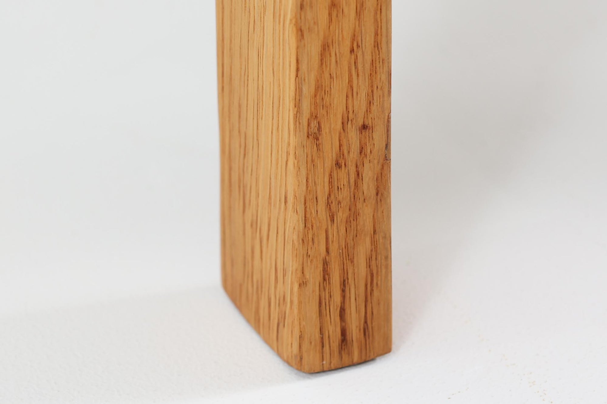 こちらは日本でも人気が高いボーエ・モーエンセンによる希少な「model 248」オットマンです。角度調整が可能で、快適な座り心地を提供します。現存する高級家具メーカー、Fredericia社製のしっかりとした造りが感じられ、品質の高さが際立っています。シンプルながらも洗練されたデザインは、どんなインテリアにも調和してくれそうです。