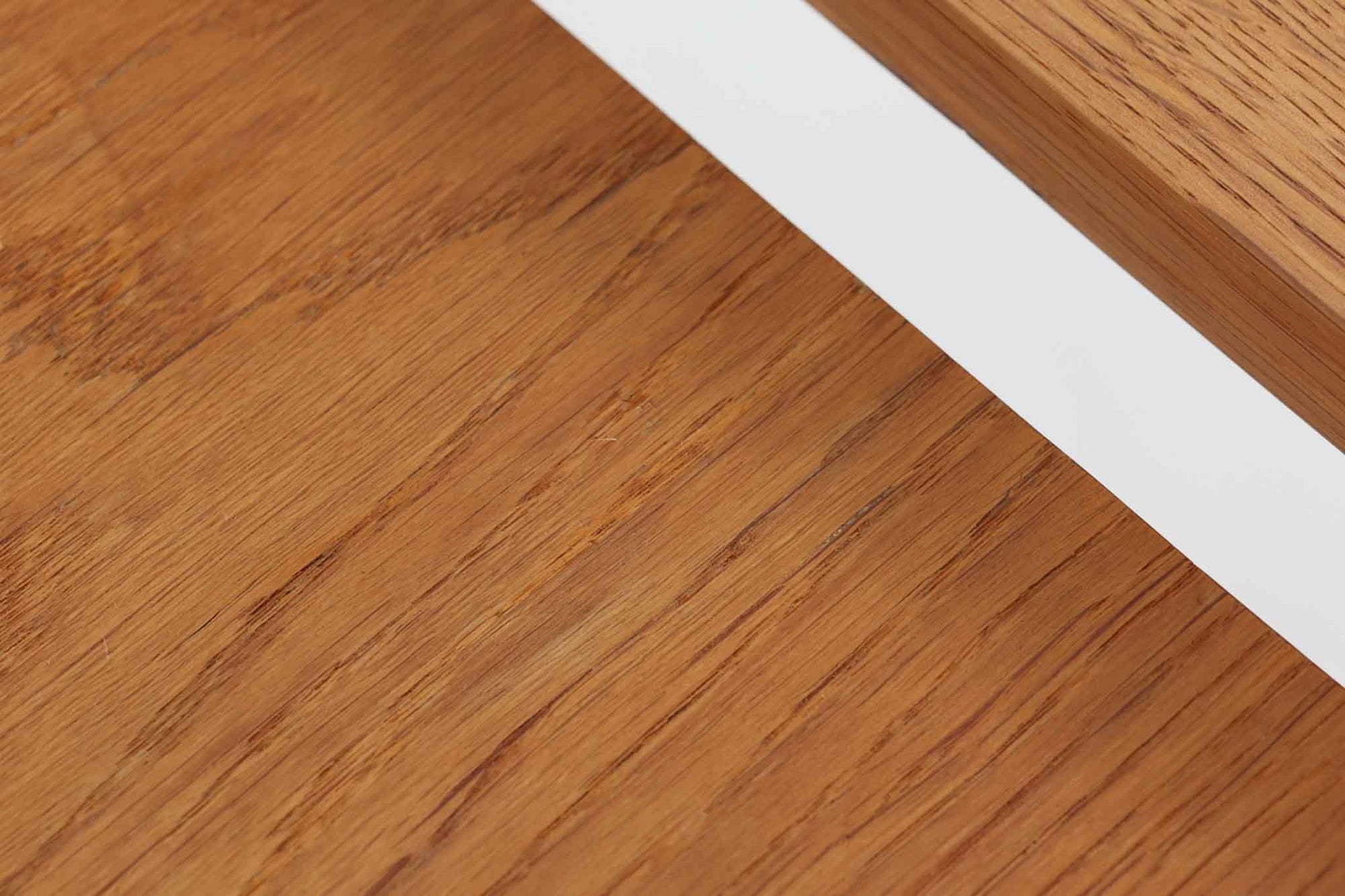 こちらは日本でも人気が高いボーエ・モーエンセンによる希少な「model 248」オットマンです。角度調整が可能で、快適な座り心地を提供します。現存する高級家具メーカー、Fredericia社製のしっかりとした造りが感じられ、品質の高さが際立っています。シンプルながらも洗練されたデザインは、どんなインテリアにも調和してくれそうです。