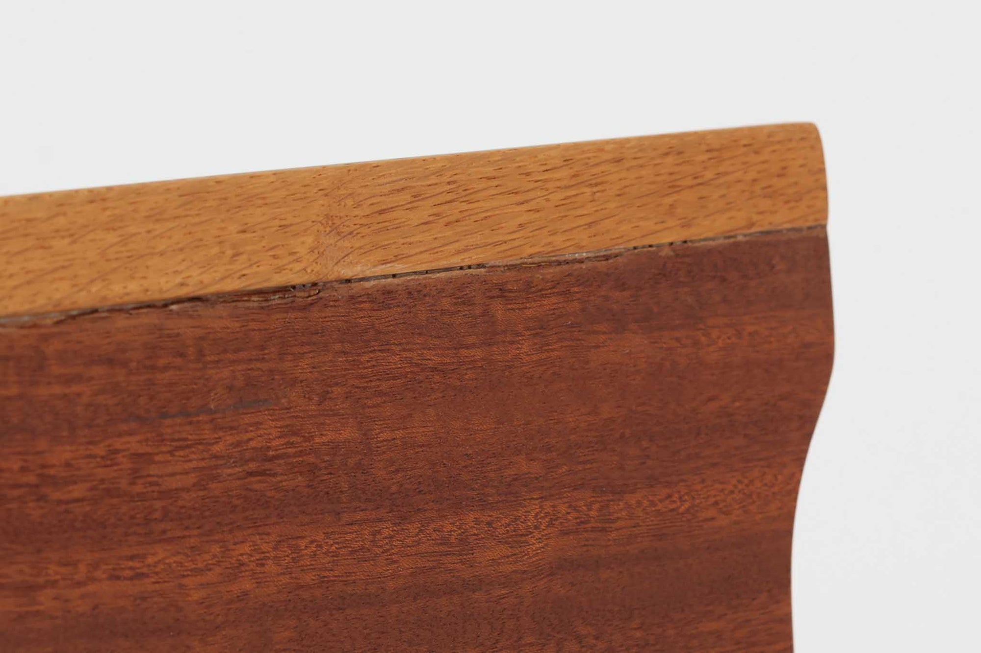 こちらは日本でも人気が高いボーエ・モーエンセンによる希少な「model 248」オットマンです。角度調整が可能で、快適な座り心地を提供します。現存する高級家具メーカー、Fredericia社製のしっかりとした造りが感じられ、品質の高さが際立っています。シンプルながらも洗練されたデザインは、どんなインテリアにも調和してくれそうです。