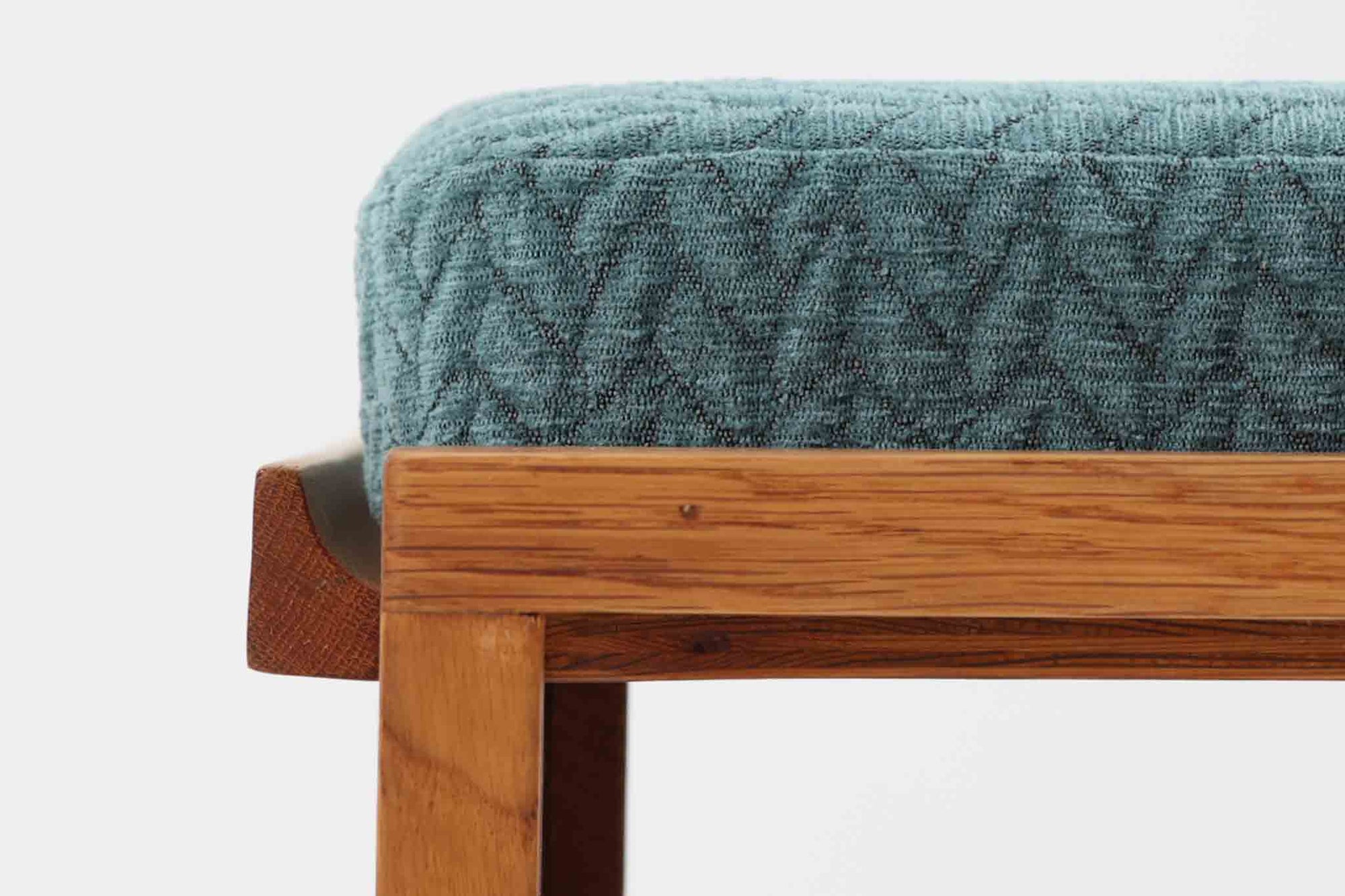 こちらは日本でも人気が高いボーエ・モーエンセンによる希少な「model 248」オットマンです。角度調整が可能で、快適な座り心地を提供します。現存する高級家具メーカー、Fredericia社製のしっかりとした造りが感じられ、品質の高さが際立っています。シンプルながらも洗練されたデザインは、どんなインテリアにも調和してくれそうです。