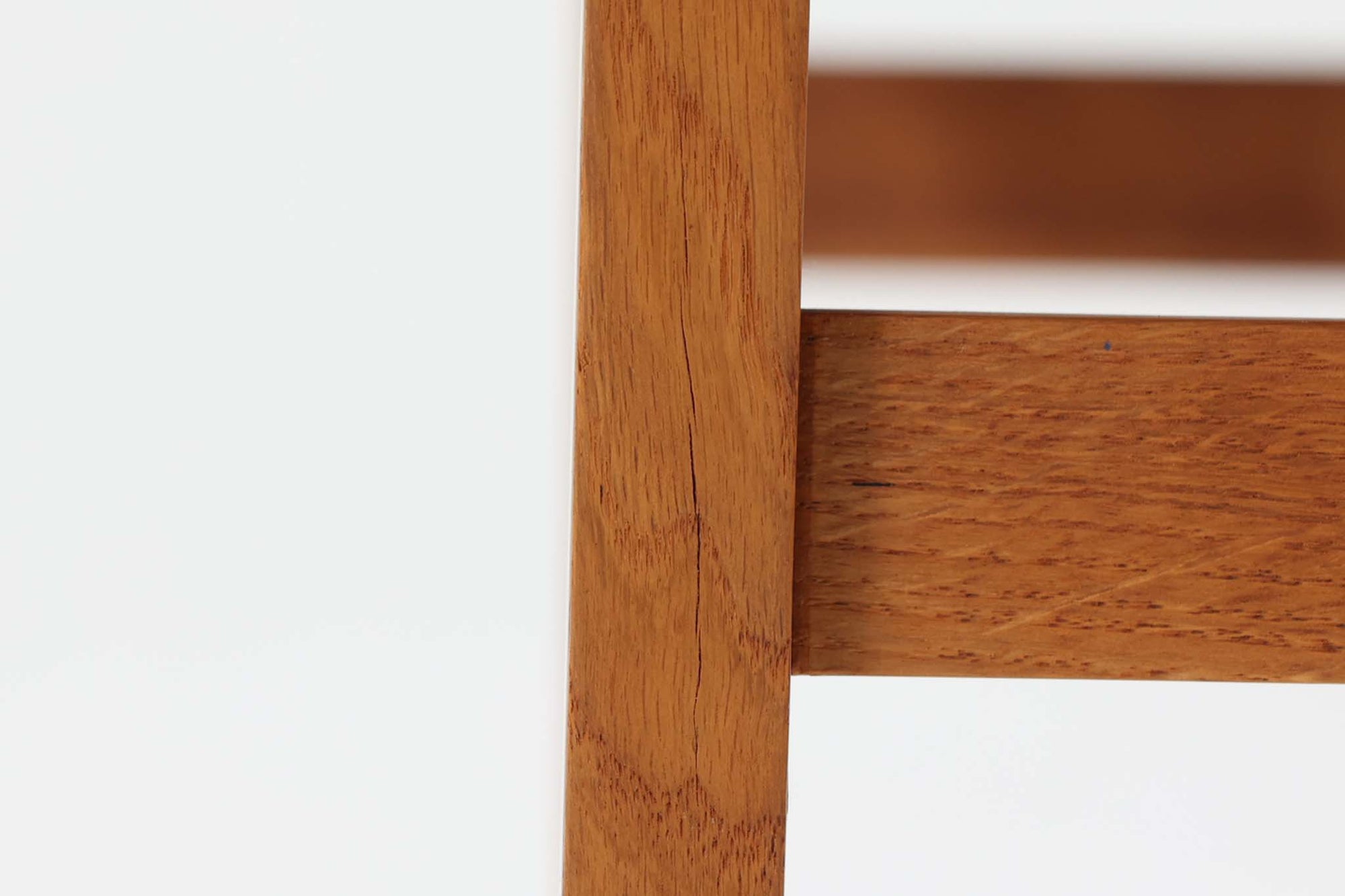 こちらは日本でも人気が高いボーエ・モーエンセンによる希少な「model 248」オットマンです。角度調整が可能で、快適な座り心地を提供します。現存する高級家具メーカー、Fredericia社製のしっかりとした造りが感じられ、品質の高さが際立っています。シンプルながらも洗練されたデザインは、どんなインテリアにも調和してくれそうです。