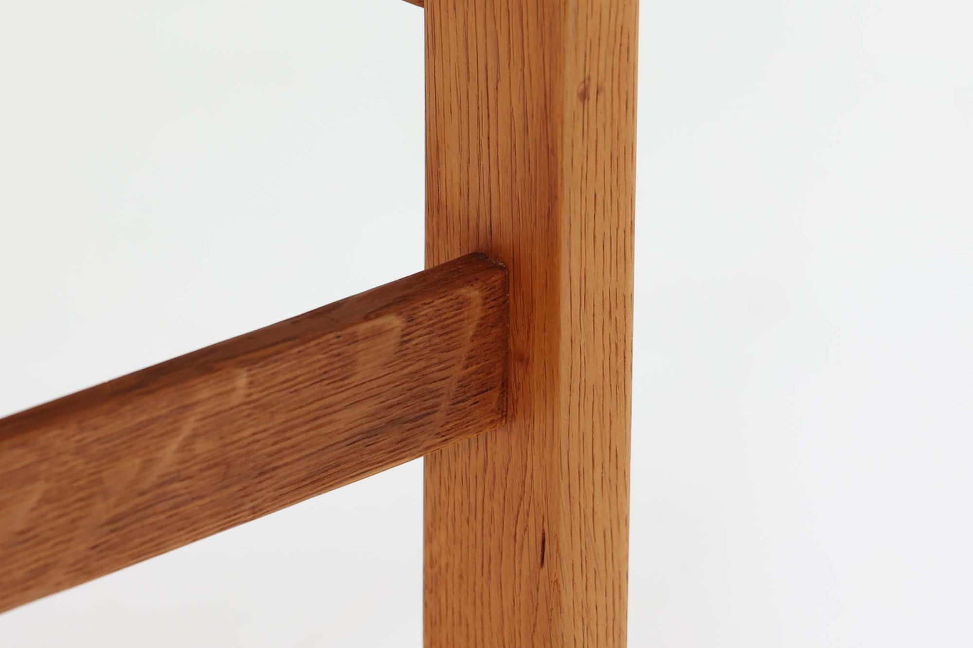 こちらは日本でも人気が高いボーエ・モーエンセンによる希少な「model 248」オットマンです。角度調整が可能で、快適な座り心地を提供します。現存する高級家具メーカー、Fredericia社製のしっかりとした造りが感じられ、品質の高さが際立っています。シンプルながらも洗練されたデザインは、どんなインテリアにも調和してくれそうです。