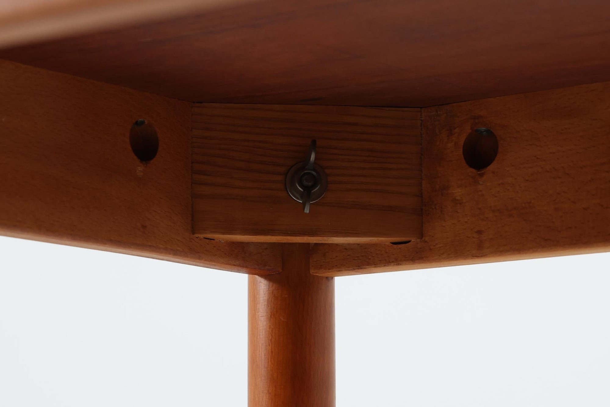 Borge mogensenデザインの小ぶりな片袖デスクは、モーエンセンらしい上質なオーク材が使用された美しいモデルです。デザインの特徴である引き出しの取手も、細部にわたるこだわりが感じられます。本体にはチーク材、脚にはビーチ材が使用され、デンマークの室内靴文化に配慮して、足元には汚れが目立たない濃い色味のチーク材がジョイントされています。洗練されたデザインと実用性を兼ね備えたこのデスクは、どんなインテリアにもマッチするアイテムです。