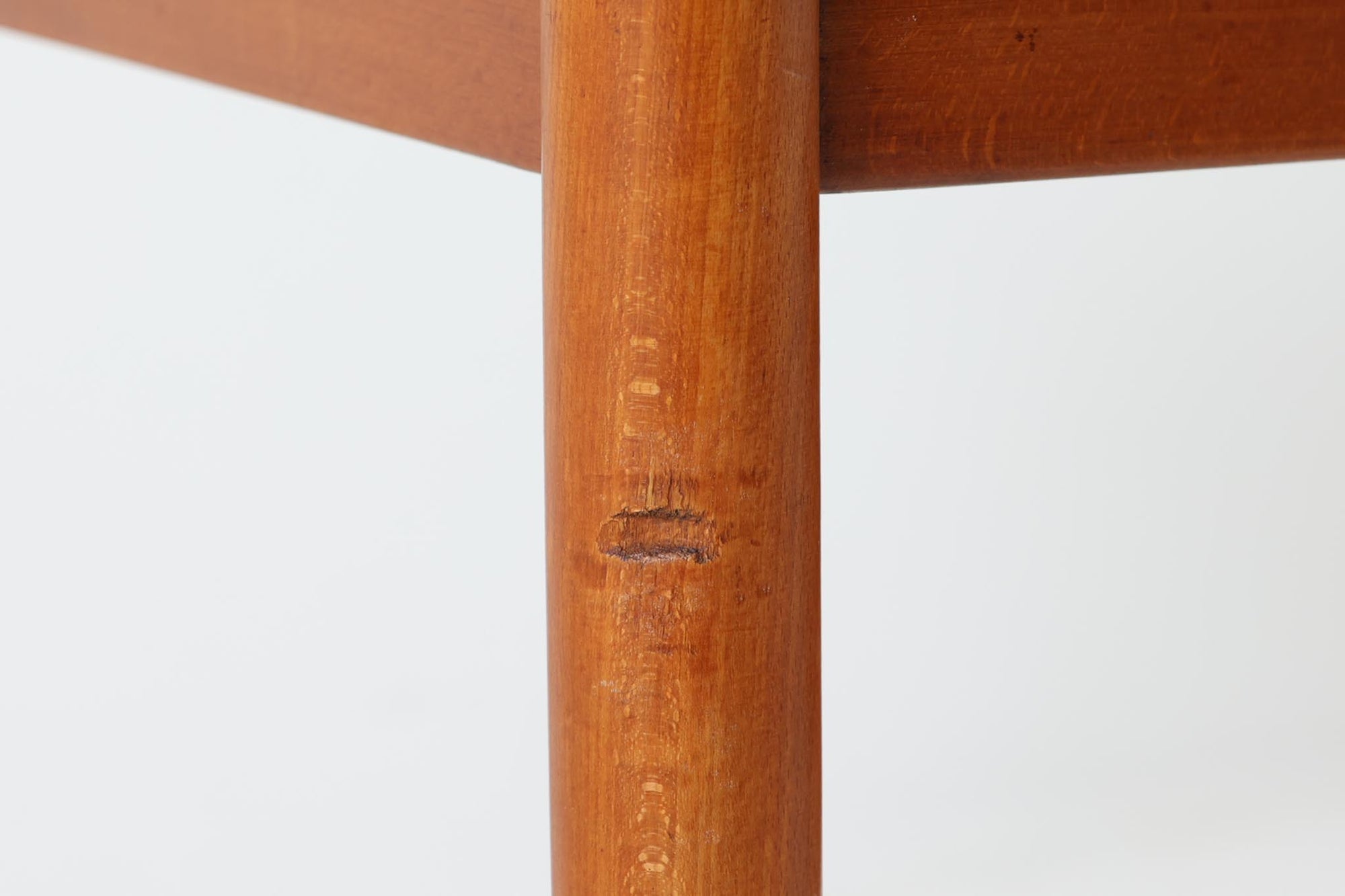 Borge mogensenデザインの小ぶりな片袖デスクは、モーエンセンらしい上質なオーク材が使用された美しいモデルです。デザインの特徴である引き出しの取手も、細部にわたるこだわりが感じられます。本体にはチーク材、脚にはビーチ材が使用され、デンマークの室内靴文化に配慮して、足元には汚れが目立たない濃い色味のチーク材がジョイントされています。洗練されたデザインと実用性を兼ね備えたこのデスクは、どんなインテリアにもマッチするアイテムです。