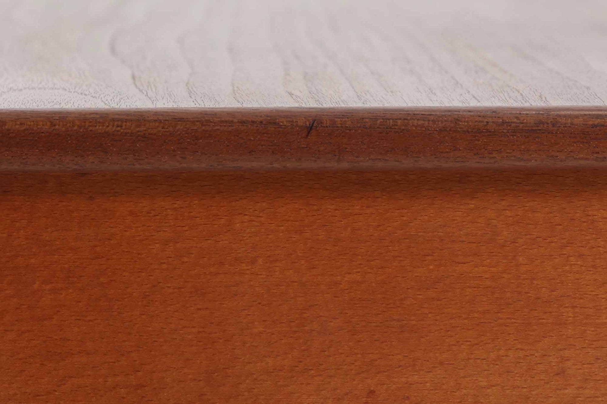 Borge mogensenデザインの小ぶりな片袖デスクは、モーエンセンらしい上質なオーク材が使用された美しいモデルです。デザインの特徴である引き出しの取手も、細部にわたるこだわりが感じられます。本体にはチーク材、脚にはビーチ材が使用され、デンマークの室内靴文化に配慮して、足元には汚れが目立たない濃い色味のチーク材がジョイントされています。洗練されたデザインと実用性を兼ね備えたこのデスクは、どんなインテリアにもマッチするアイテムです。