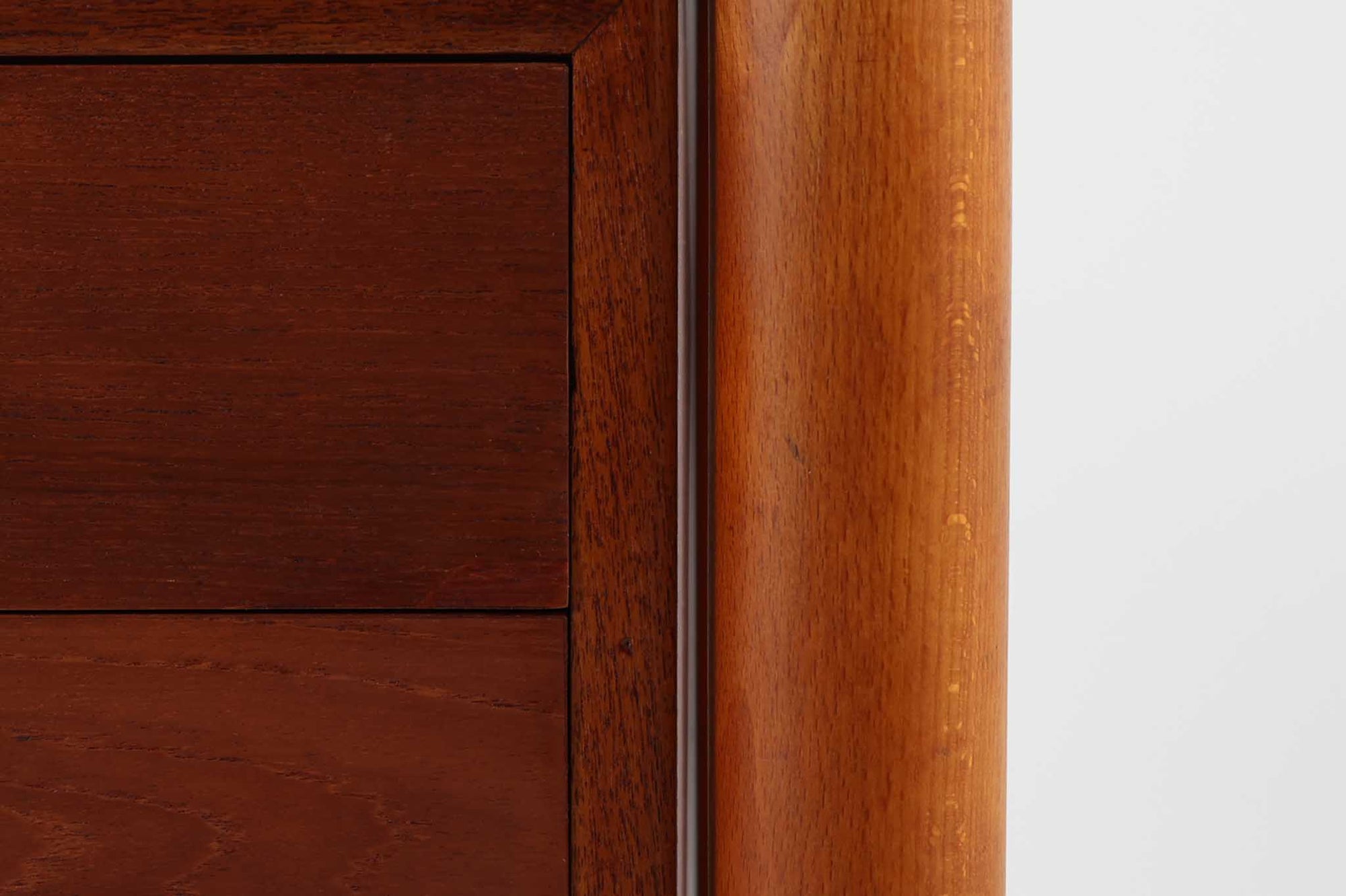 Borge mogensenデザインの小ぶりな片袖デスクは、モーエンセンらしい上質なオーク材が使用された美しいモデルです。デザインの特徴である引き出しの取手も、細部にわたるこだわりが感じられます。本体にはチーク材、脚にはビーチ材が使用され、デンマークの室内靴文化に配慮して、足元には汚れが目立たない濃い色味のチーク材がジョイントされています。洗練されたデザインと実用性を兼ね備えたこのデスクは、どんなインテリアにもマッチするアイテムです。