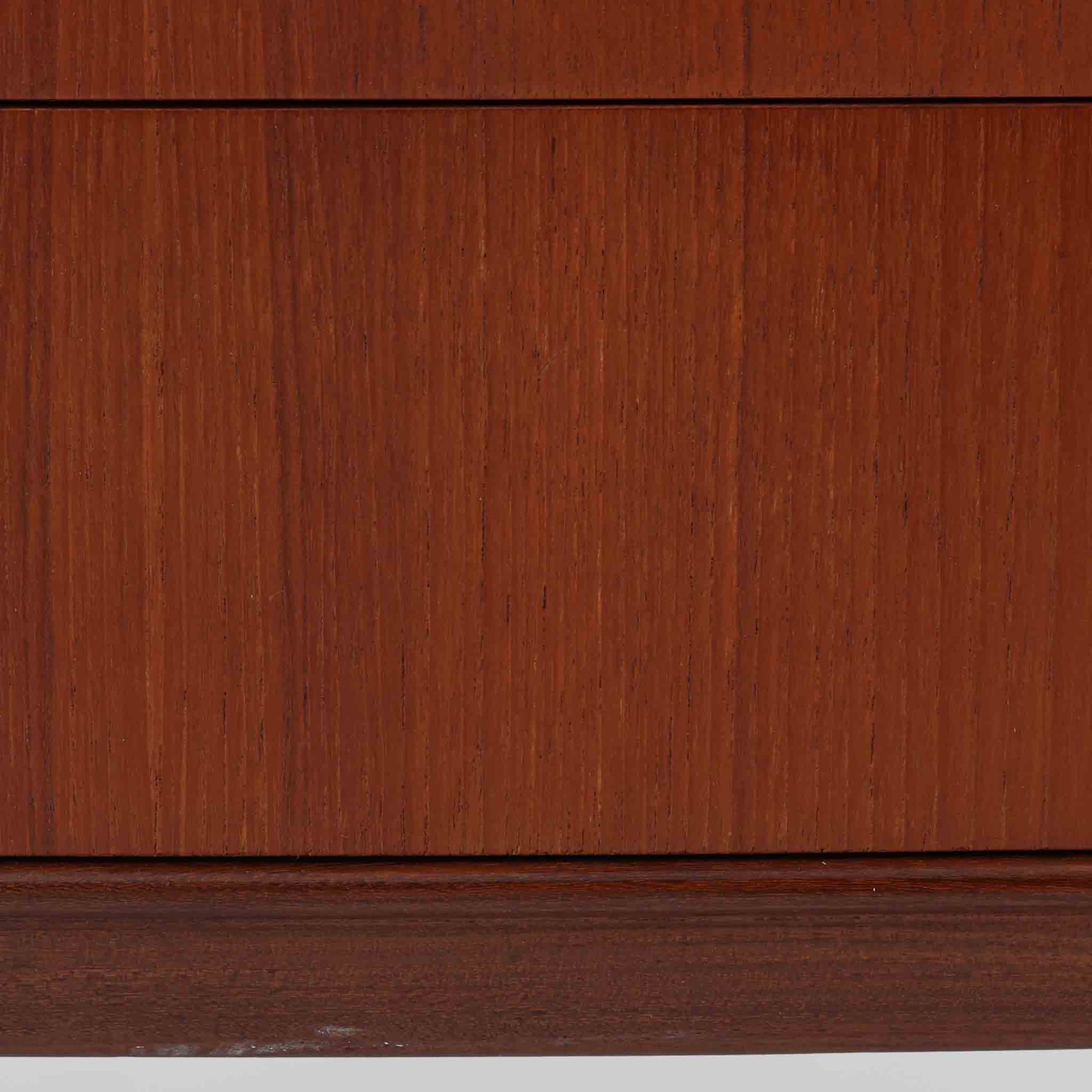 Poul M.Jessenによるこちらのライティングビューロは、PMJ Viby社製の北欧ビンテージ家具で、美しい木目のチーク材を用いた上品な佇まいが魅力です。緩やかにカーブした側面や繊細な取手の意匠、引き出しと小さな収納棚を備えたライティングスペースなど、機能性とデザイン性が見事に調和しています。幅92cmの程よいサイズ感で、リビングや寝室のデスク兼収納としても活躍し、空間に静かな存在感を添える一台です。