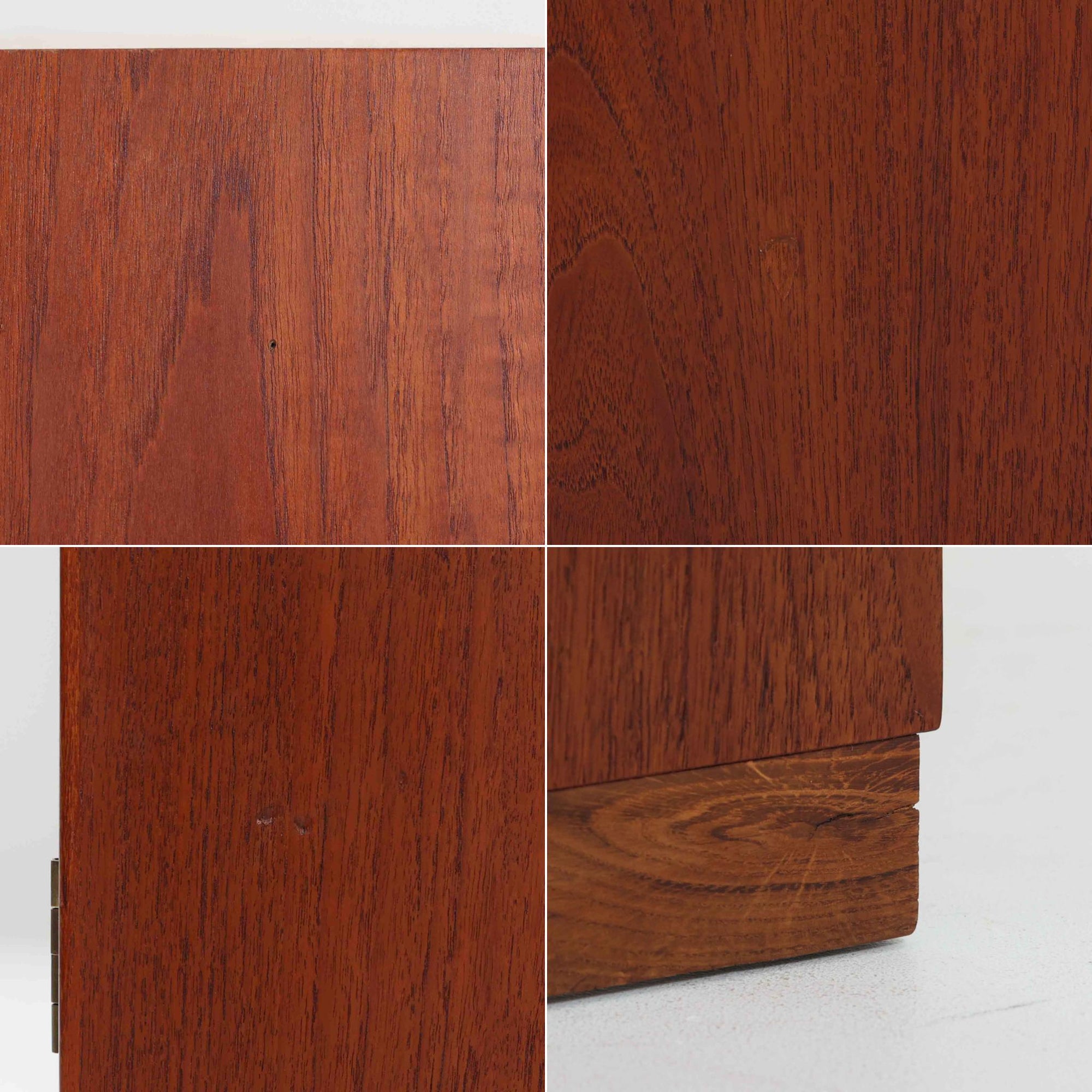 Hans J. Wegnerがデザインし、Ry Mobler社より製造されたこちらのディスプレイシェルフは、チーク材の上質な素材使いと真鍮パーツのディテールが際立つ北欧ビンテージ家具です。シンプルな直線的フォルムの中に、扉付き収納、ドロップダウン式のビューロスペース、小引き出しや仕切り棚など機能的な構造が備わっており、書斎でのデスク兼収納やリビングの飾り棚として多用途に活躍します。年月を経て深みを増した木肌が空間に落ち着いた存在感を与える逸品です。