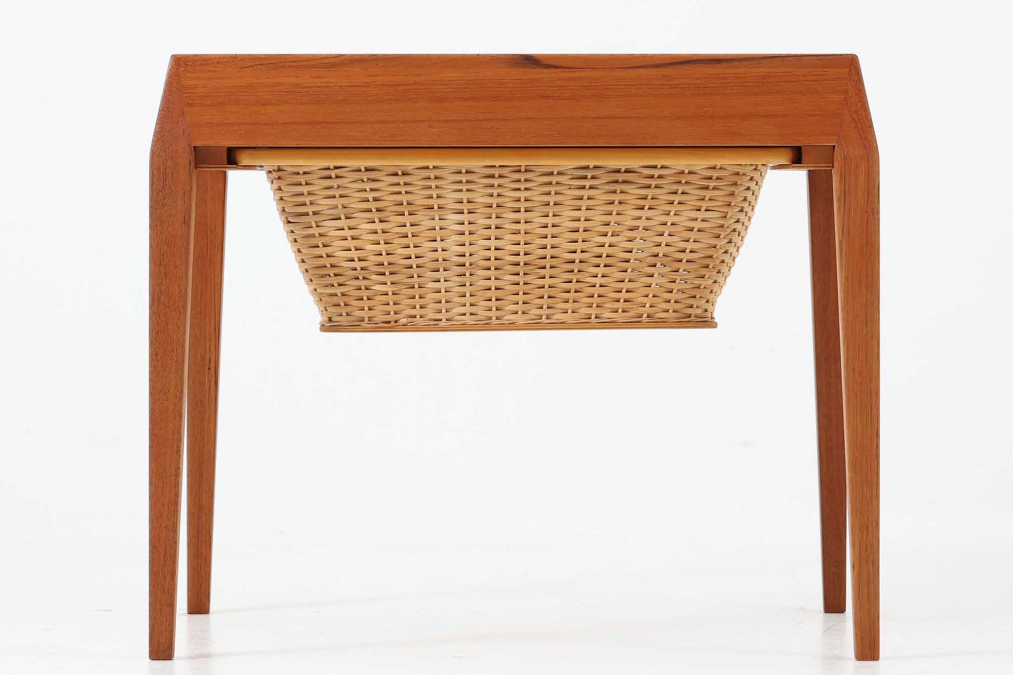 北欧より買い付けたソーイングテーブルです。Severin Hansen Jr.デザインによる特徴的な脚の形状が魅力です。こちらのソーイングテーブルは、シンプルな脚の形状に膨らみのラインがあり、Haslev社の中でも特に希少なモデルとなっています。名工Haslevによって製造された、クオリティの高い逸品です。