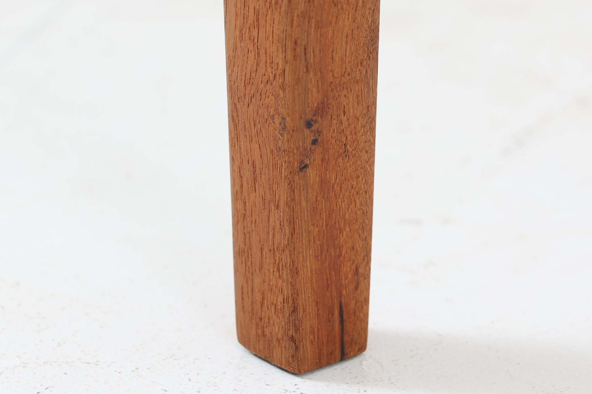 北欧より買い付けたソーイングテーブルです。Severin Hansen Jr.デザインによる特徴的な脚の形状が魅力です。こちらのソーイングテーブルは、シンプルな脚の形状に膨らみのラインがあり、Haslev社の中でも特に希少なモデルとなっています。名工Haslevによって製造された、クオリティの高い逸品です。