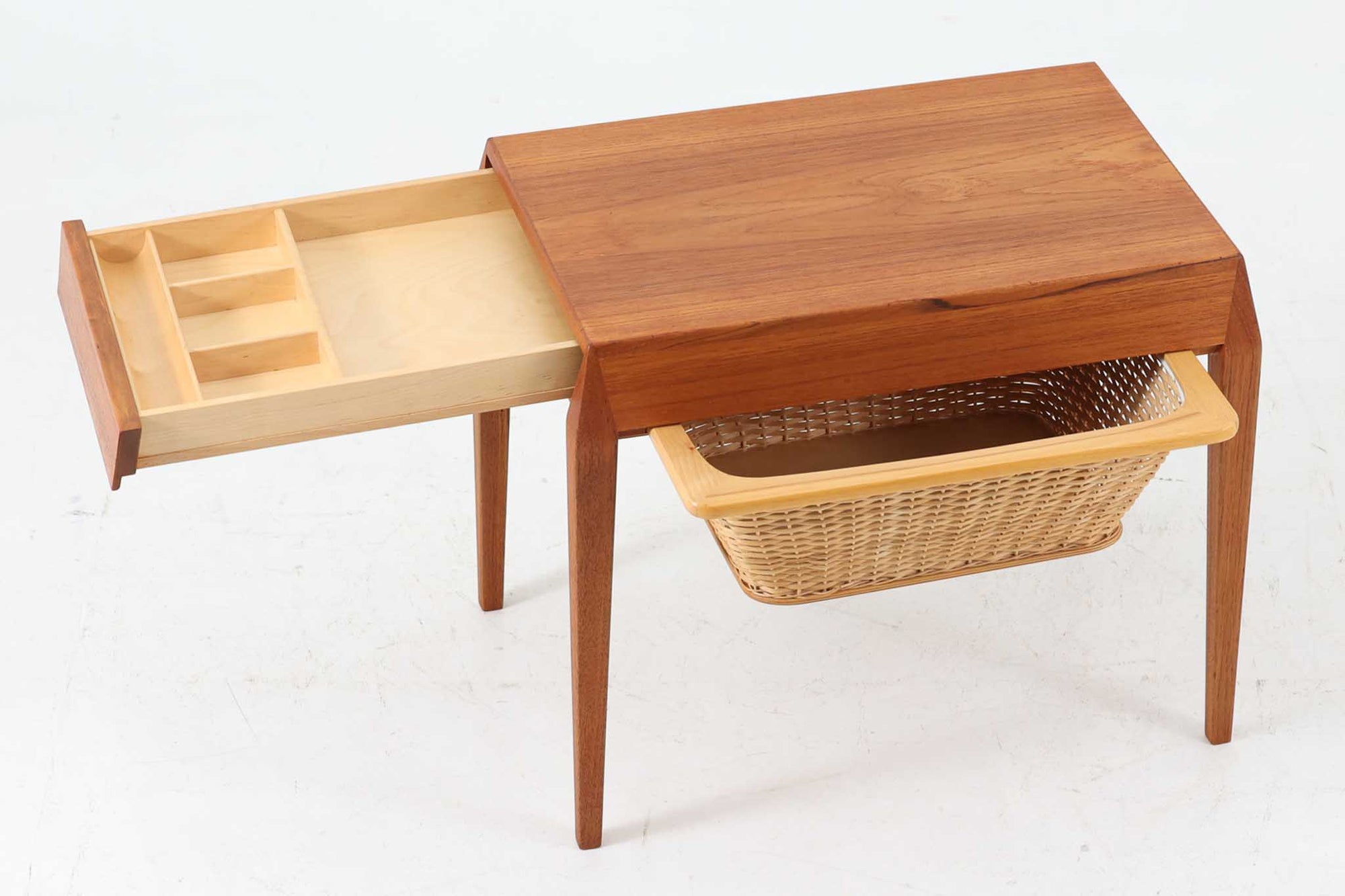 北欧より買い付けたソーイングテーブルです。Severin Hansen Jr.デザインによる特徴的な脚の形状が魅力です。こちらのソーイングテーブルは、シンプルな脚の形状に膨らみのラインがあり、Haslev社の中でも特に希少なモデルとなっています。名工Haslevによって製造された、クオリティの高い逸品です。