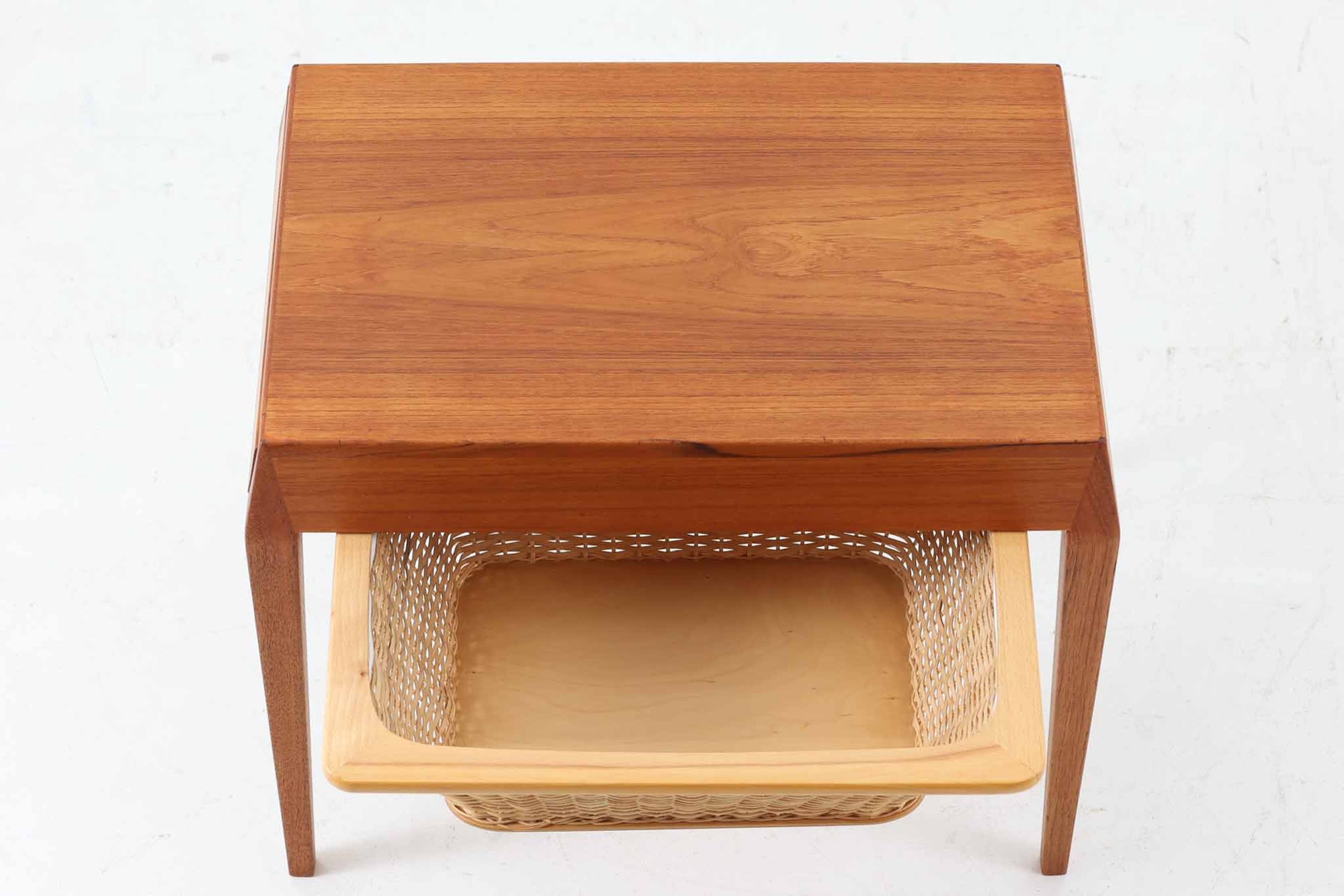 北欧より買い付けたソーイングテーブルです。Severin Hansen Jr.デザインによる特徴的な脚の形状が魅力です。こちらのソーイングテーブルは、シンプルな脚の形状に膨らみのラインがあり、Haslev社の中でも特に希少なモデルとなっています。名工Haslevによって製造された、クオリティの高い逸品です。