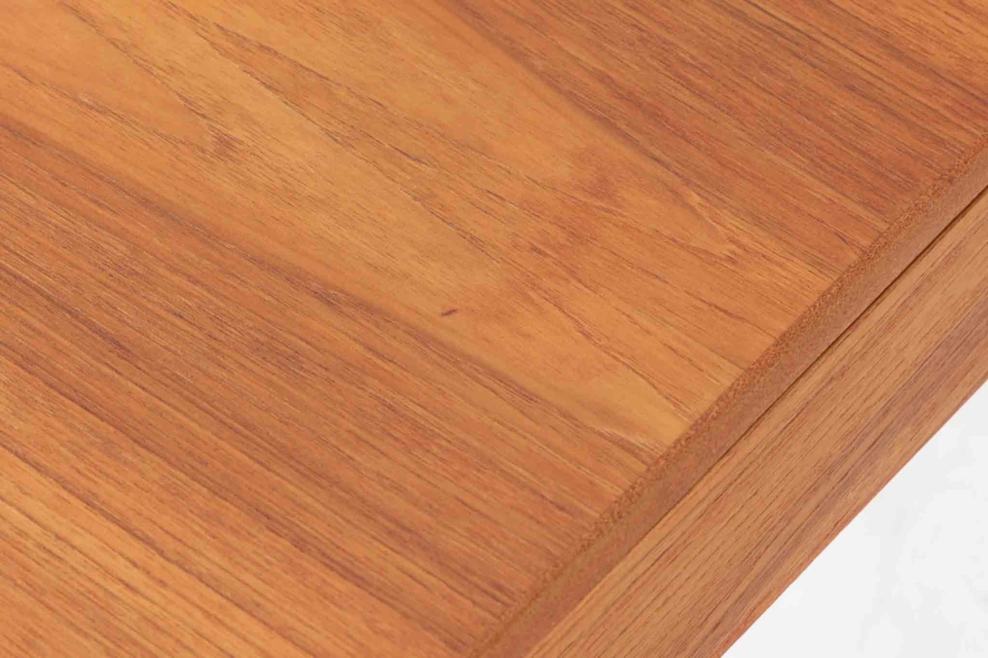 北欧より買い付けたソーイングテーブルです。Severin Hansen Jr.デザインによる特徴的な脚の形状が魅力です。こちらのソーイングテーブルは、シンプルな脚の形状に膨らみのラインがあり、Haslev社の中でも特に希少なモデルとなっています。名工Haslevによって製造された、クオリティの高い逸品です。