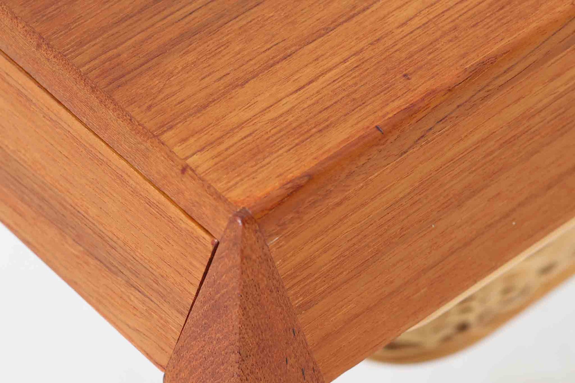 北欧より買い付けたソーイングテーブルです。Severin Hansen Jr.デザインによる特徴的な脚の形状が魅力です。こちらのソーイングテーブルは、シンプルな脚の形状に膨らみのラインがあり、Haslev社の中でも特に希少なモデルとなっています。名工Haslevによって製造された、クオリティの高い逸品です。