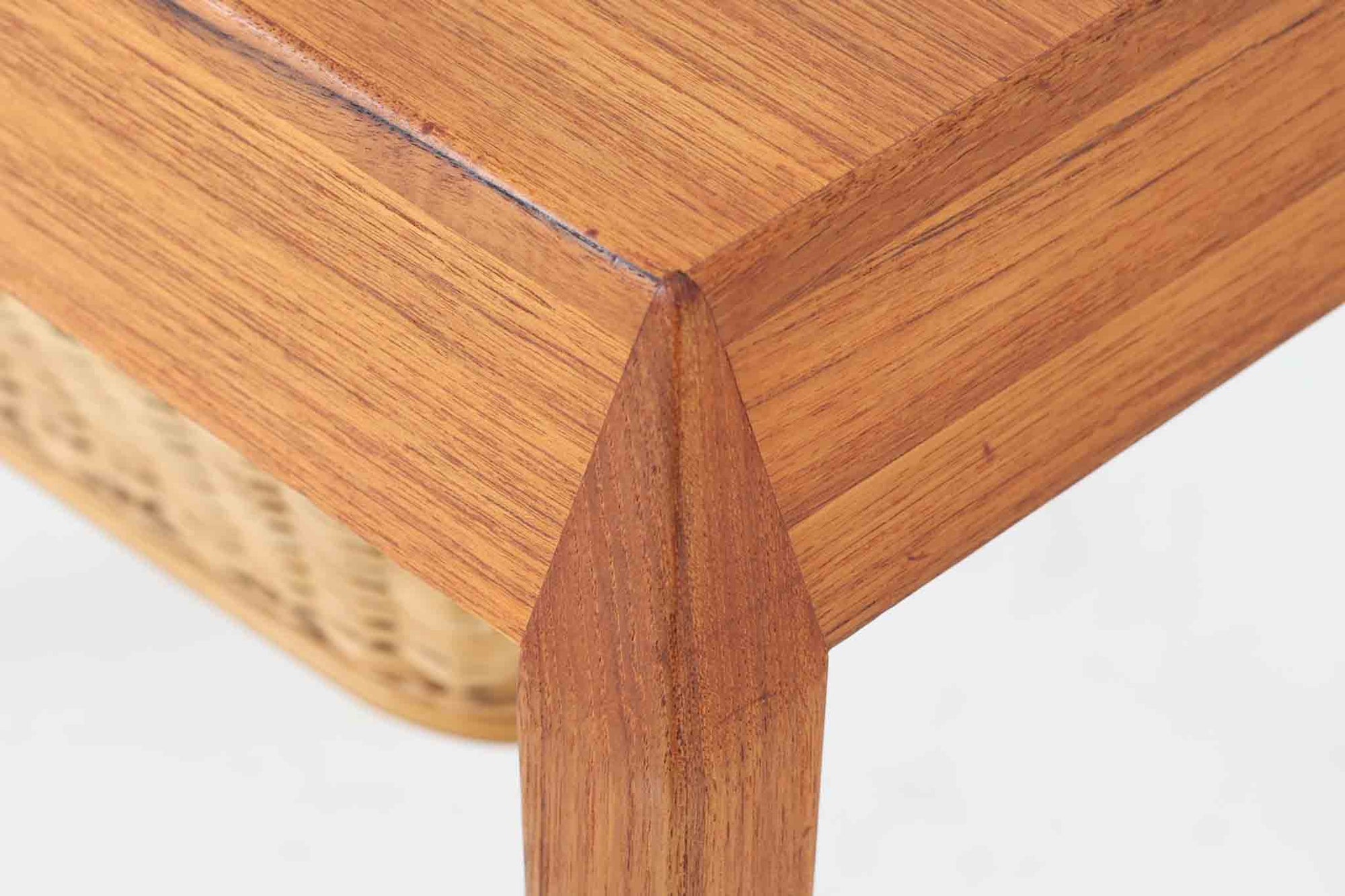 北欧より買い付けたソーイングテーブルです。Severin Hansen Jr.デザインによる特徴的な脚の形状が魅力です。こちらのソーイングテーブルは、シンプルな脚の形状に膨らみのラインがあり、Haslev社の中でも特に希少なモデルとなっています。名工Haslevによって製造された、クオリティの高い逸品です。