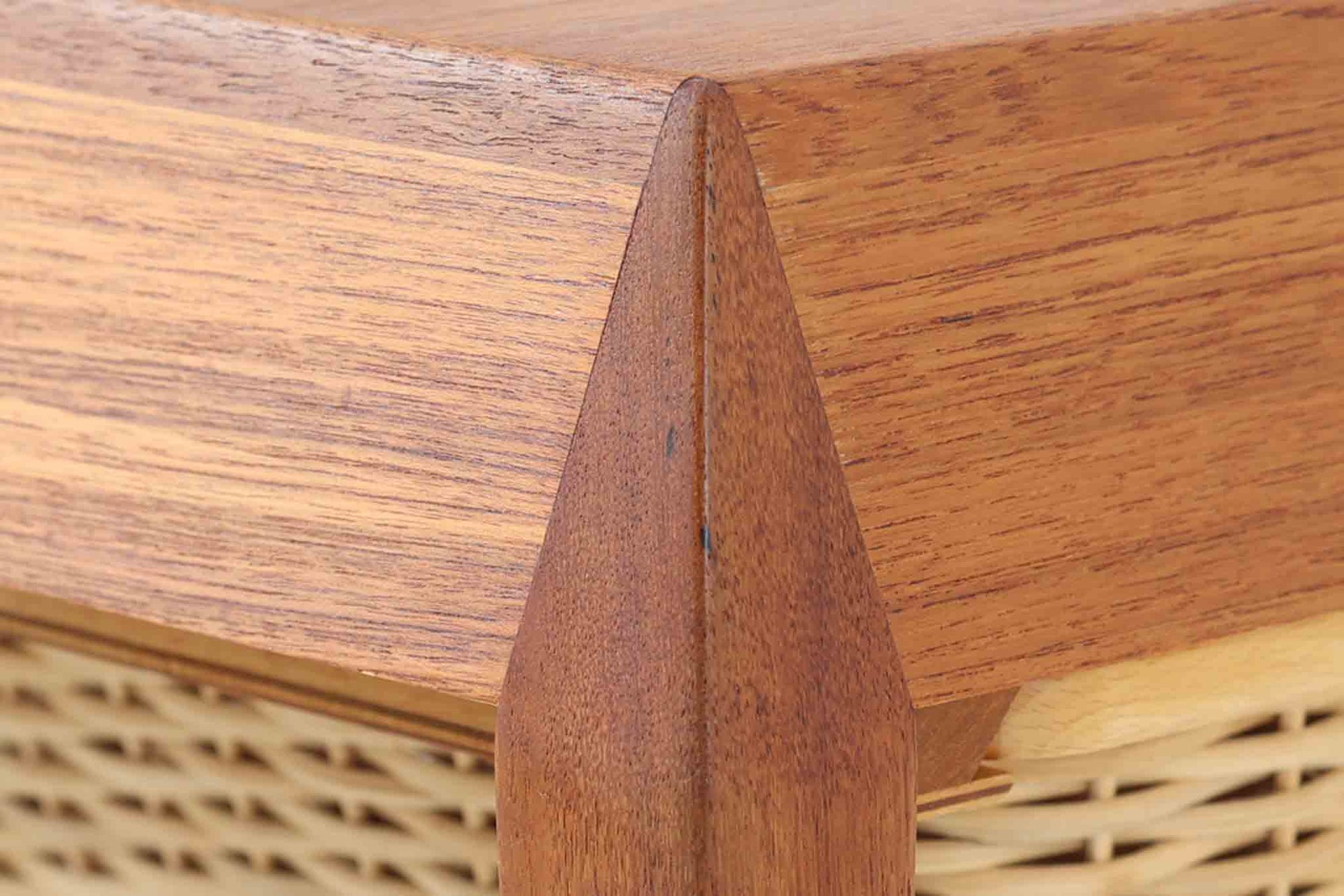 北欧より買い付けたソーイングテーブルです。Severin Hansen Jr.デザインによる特徴的な脚の形状が魅力です。こちらのソーイングテーブルは、シンプルな脚の形状に膨らみのラインがあり、Haslev社の中でも特に希少なモデルとなっています。名工Haslevによって製造された、クオリティの高い逸品です。