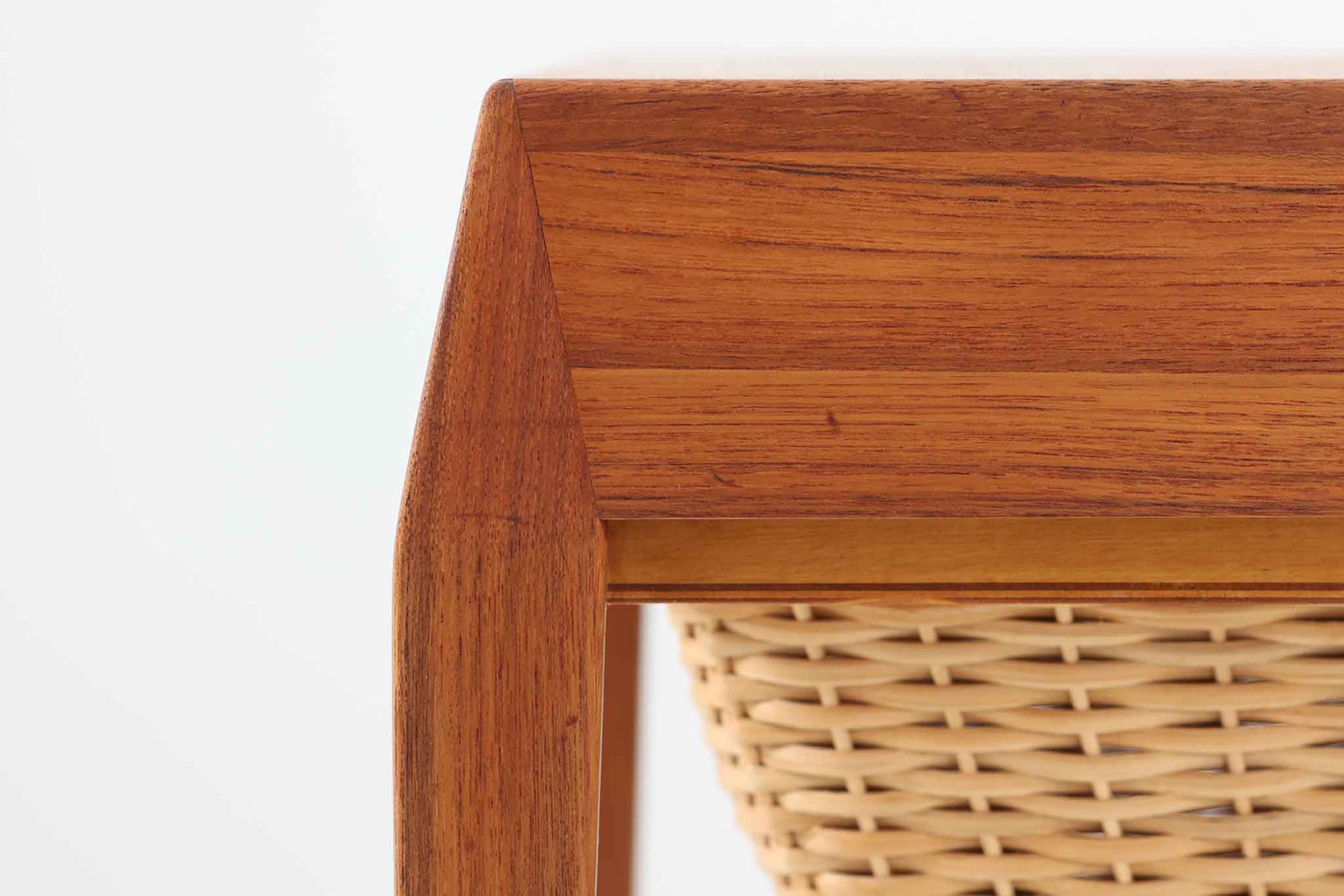 北欧より買い付けたソーイングテーブルです。Severin Hansen Jr.デザインによる特徴的な脚の形状が魅力です。こちらのソーイングテーブルは、シンプルな脚の形状に膨らみのラインがあり、Haslev社の中でも特に希少なモデルとなっています。名工Haslevによって製造された、クオリティの高い逸品です。