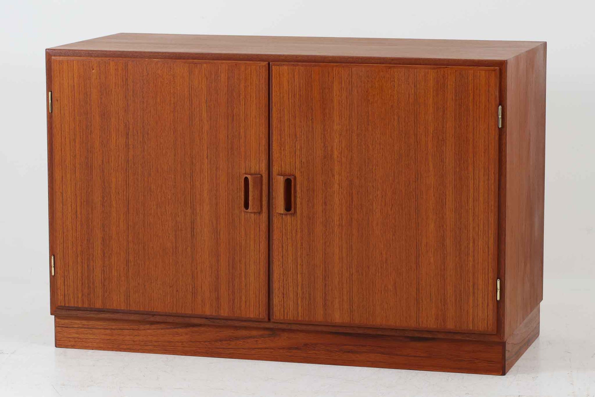 北欧より買い付けた、Borge mogensenデザインのキャビネットです。本体には上質なチーク材が使用されており、その温かみのある質感が魅力です。モーエンセンらしいシンプルでありながら高級感のあるデザインが特徴で、本体の組み方や取手など、細部にわたる趣向が光ります。