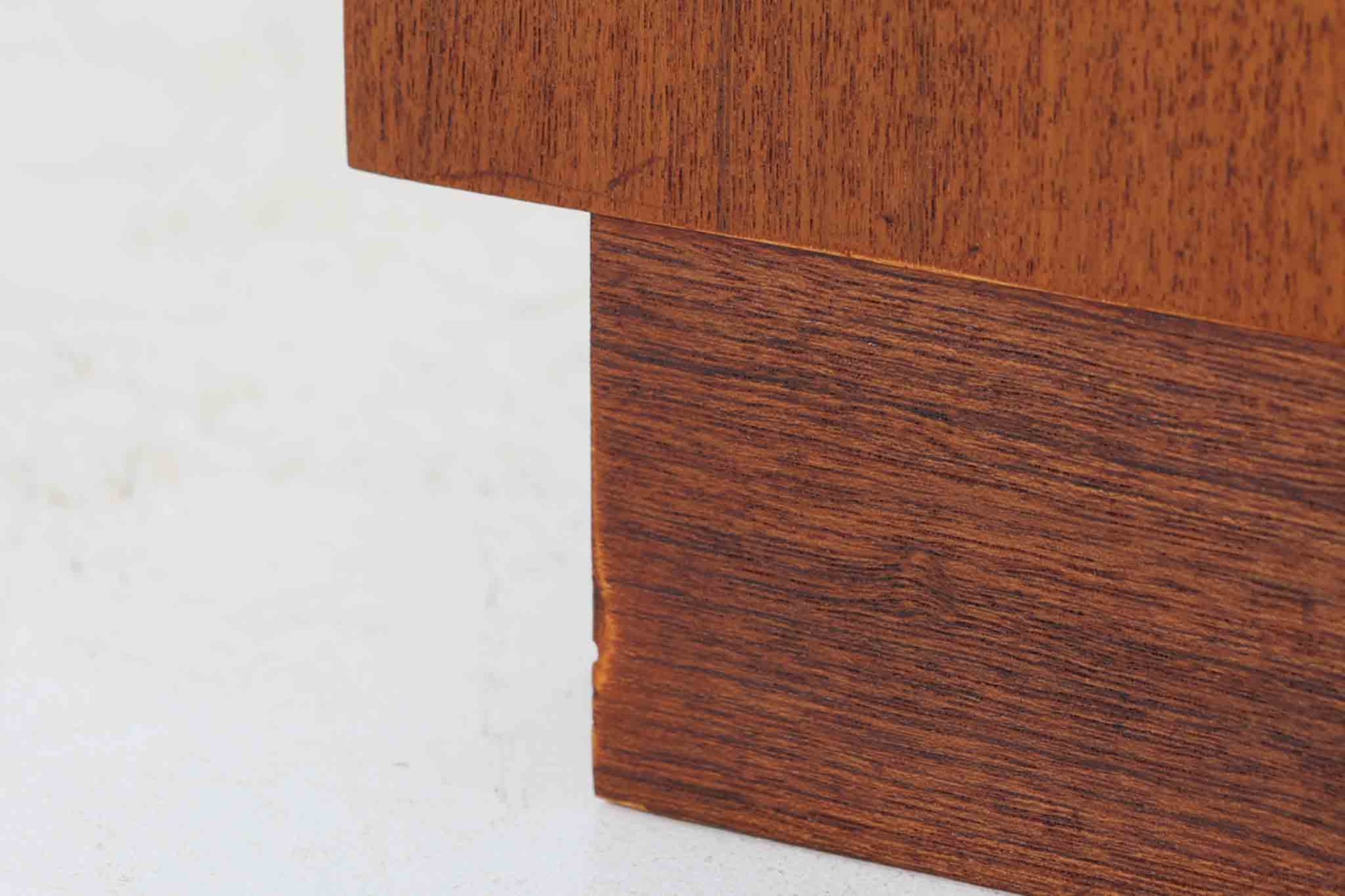 北欧より買い付けた、Borge mogensenデザインのキャビネットです。本体には上質なチーク材が使用されており、その温かみのある質感が魅力です。モーエンセンらしいシンプルでありながら高級感のあるデザインが特徴で、本体の組み方や取手など、細部にわたる趣向が光ります。