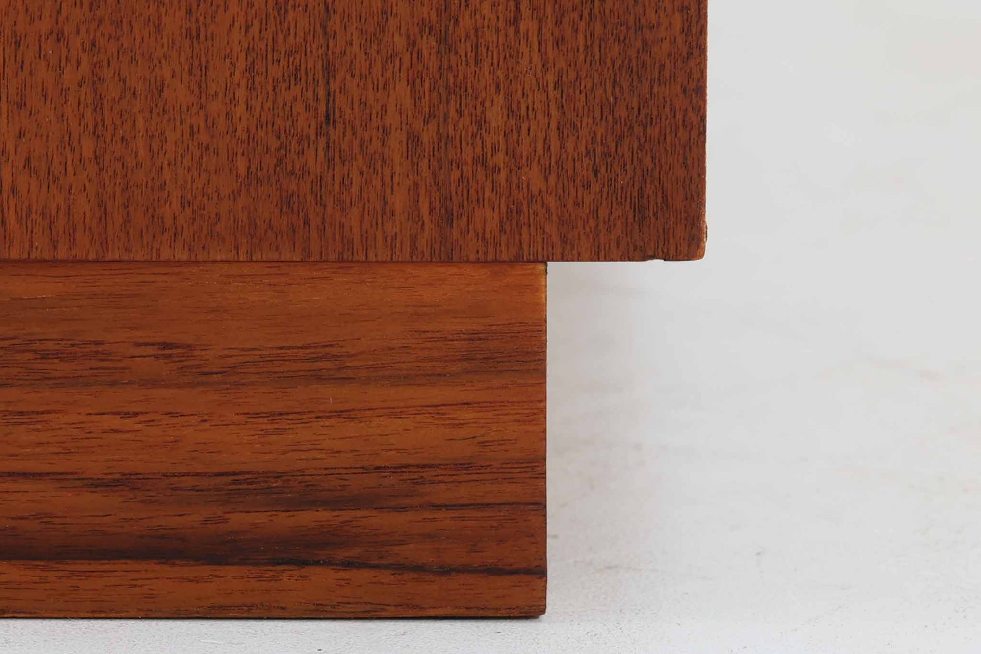 北欧より買い付けた、Borge mogensenデザインのキャビネットです。本体には上質なチーク材が使用されており、その温かみのある質感が魅力です。モーエンセンらしいシンプルでありながら高級感のあるデザインが特徴で、本体の組み方や取手など、細部にわたる趣向が光ります。