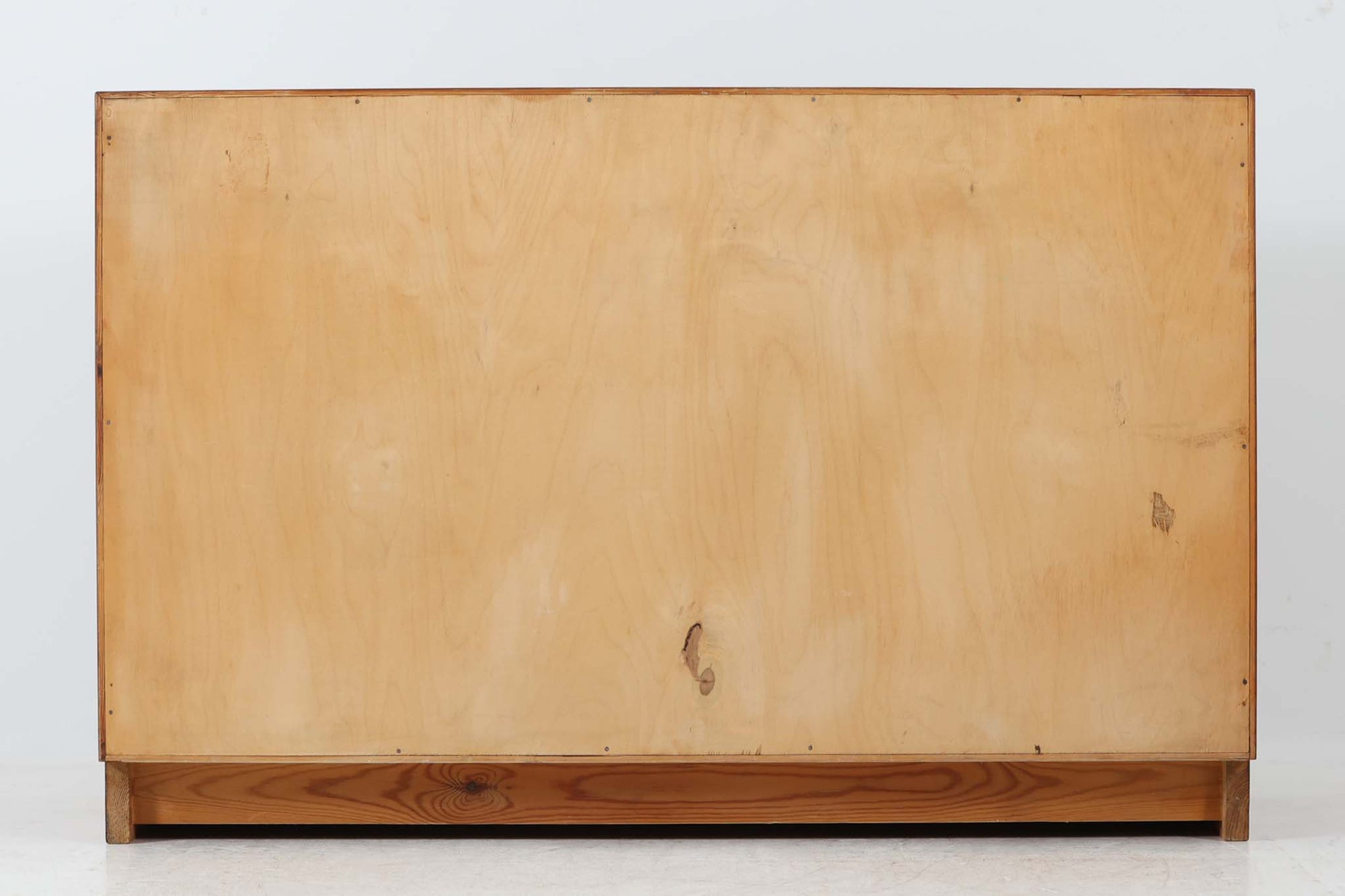 北欧より買い付けた、Borge mogensenデザインのキャビネットです。本体には上質なチーク材が使用されており、その温かみのある質感が魅力です。モーエンセンらしいシンプルでありながら高級感のあるデザインが特徴で、本体の組み方や取手など、細部にわたる趣向が光ります。