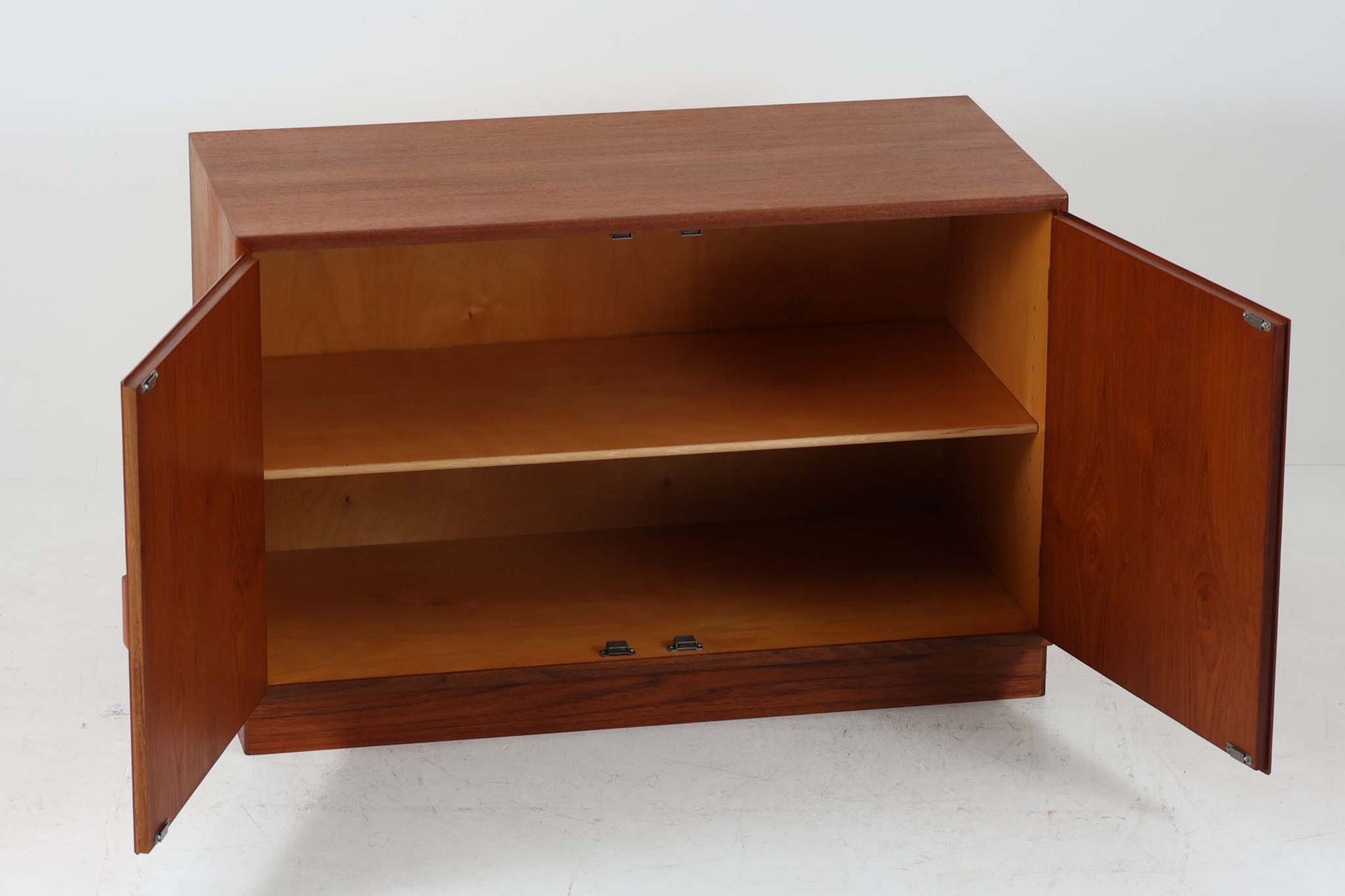 北欧より買い付けた、Borge mogensenデザインのキャビネットです。本体には上質なチーク材が使用されており、その温かみのある質感が魅力です。モーエンセンらしいシンプルでありながら高級感のあるデザインが特徴で、本体の組み方や取手など、細部にわたる趣向が光ります。