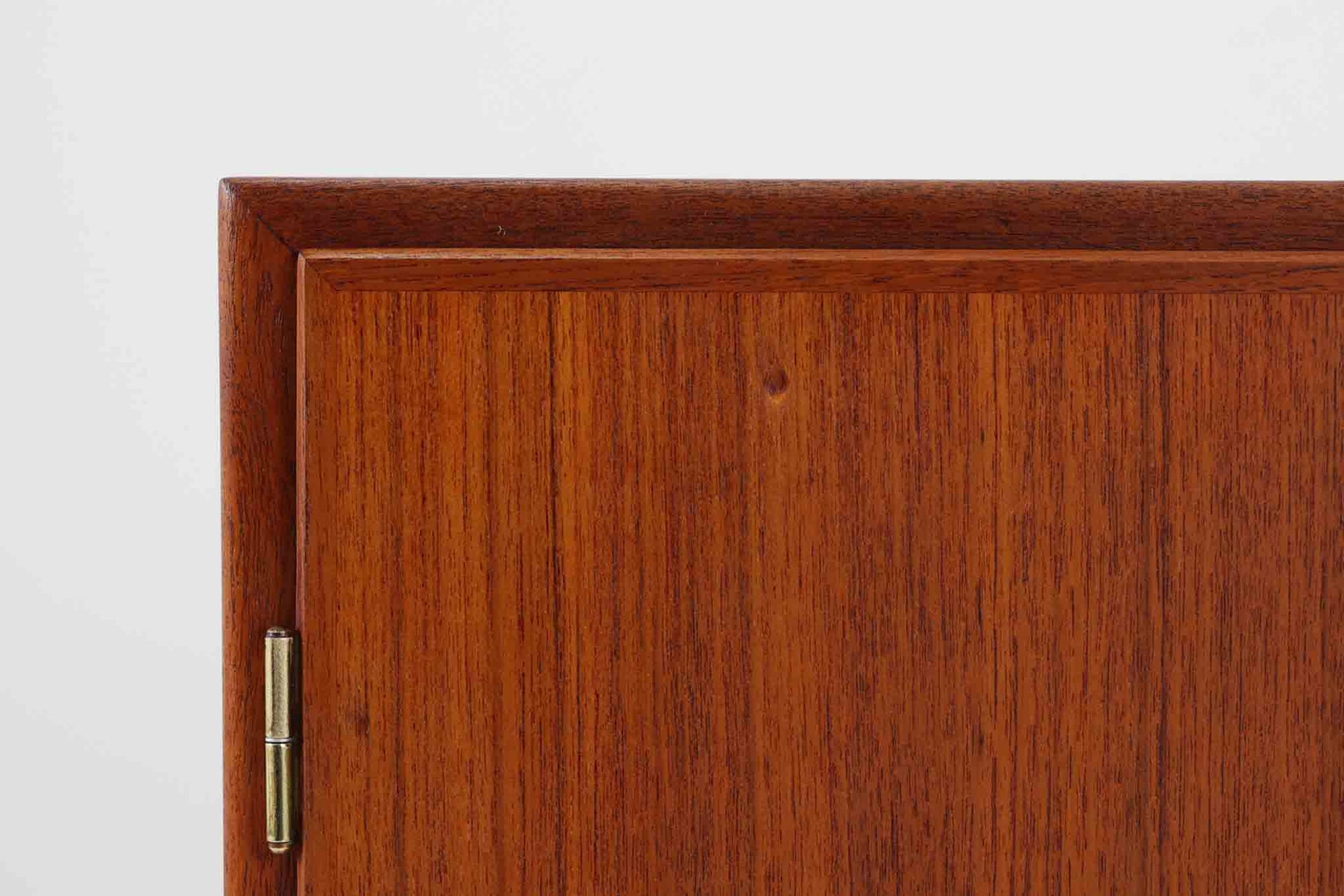 北欧より買い付けた、Borge mogensenデザインのキャビネットです。本体には上質なチーク材が使用されており、その温かみのある質感が魅力です。モーエンセンらしいシンプルでありながら高級感のあるデザインが特徴で、本体の組み方や取手など、細部にわたる趣向が光ります。