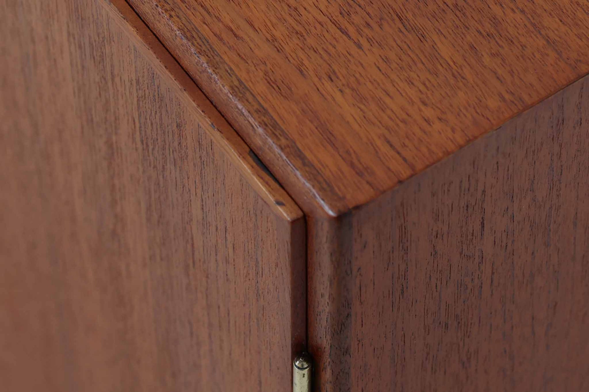 北欧より買い付けた、Borge mogensenデザインのキャビネットです。本体には上質なチーク材が使用されており、その温かみのある質感が魅力です。モーエンセンらしいシンプルでありながら高級感のあるデザインが特徴で、本体の組み方や取手など、細部にわたる趣向が光ります。