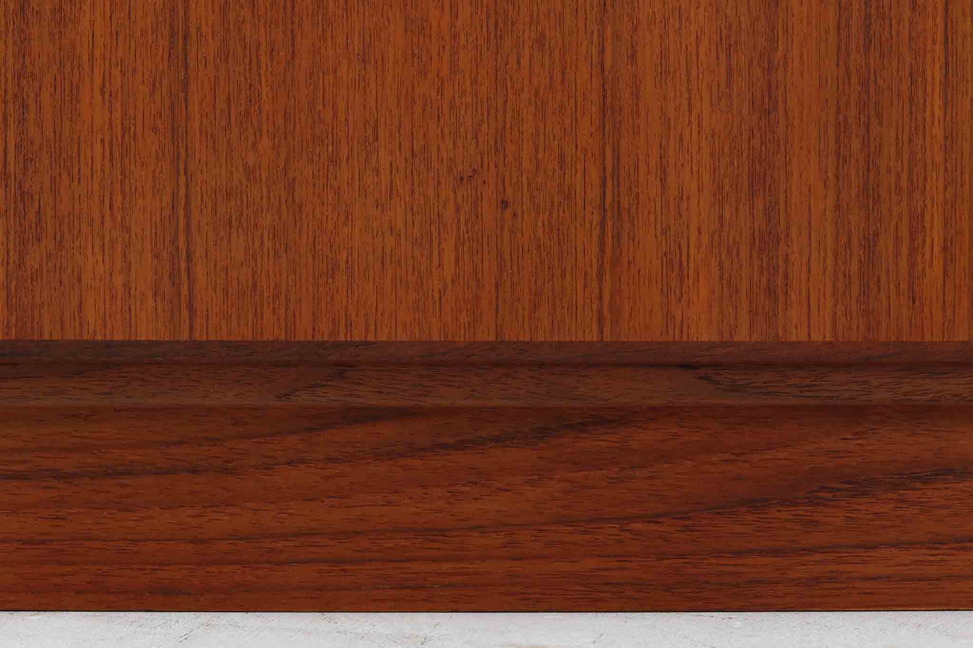 北欧より買い付けた、Borge mogensenデザインのキャビネットです。本体には上質なチーク材が使用されており、その温かみのある質感が魅力です。モーエンセンらしいシンプルでありながら高級感のあるデザインが特徴で、本体の組み方や取手など、細部にわたる趣向が光ります。