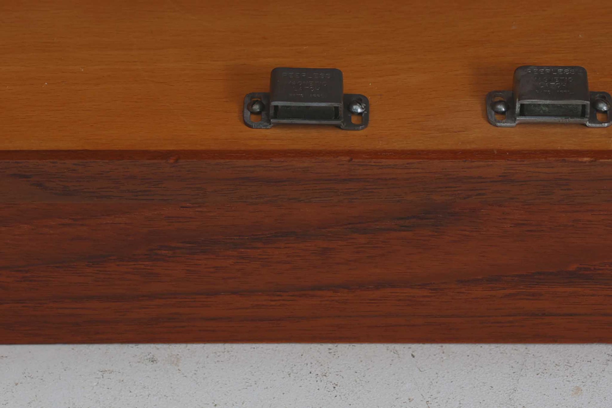 北欧より買い付けた、Borge mogensenデザインのキャビネットです。本体には上質なチーク材が使用されており、その温かみのある質感が魅力です。モーエンセンらしいシンプルでありながら高級感のあるデザインが特徴で、本体の組み方や取手など、細部にわたる趣向が光ります。