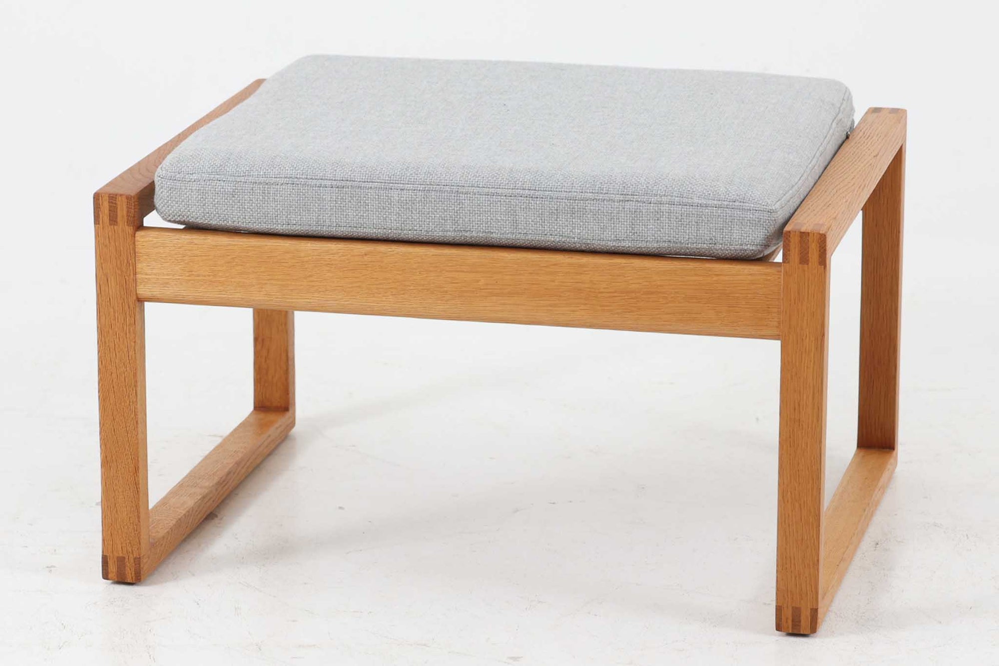 デンマークより買い付けました。Borge mogensen（ボーエ・モーエンセン）デザインのmodel2248オットマンです。本体のフレームには高品質なオーク材が使用されており、経年変化により深みのある色合いに変化し、その美しい風合いが魅力的です。