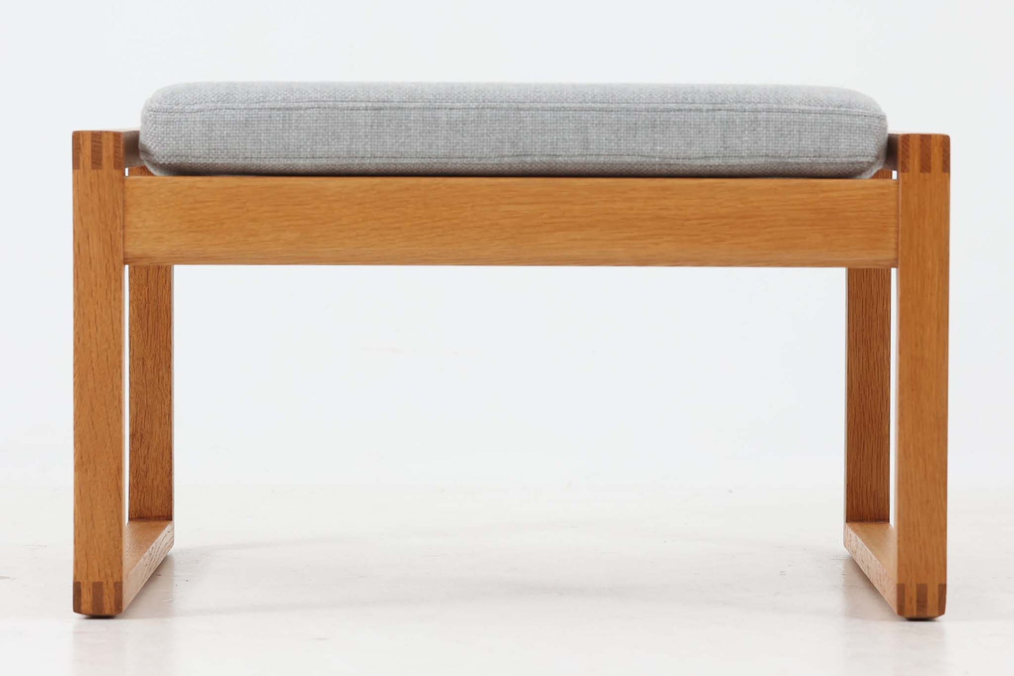 デンマークより買い付けました。Borge mogensen（ボーエ・モーエンセン）デザインのmodel2248オットマンです。本体のフレームには高品質なオーク材が使用されており、経年変化により深みのある色合いに変化し、その美しい風合いが魅力的です。