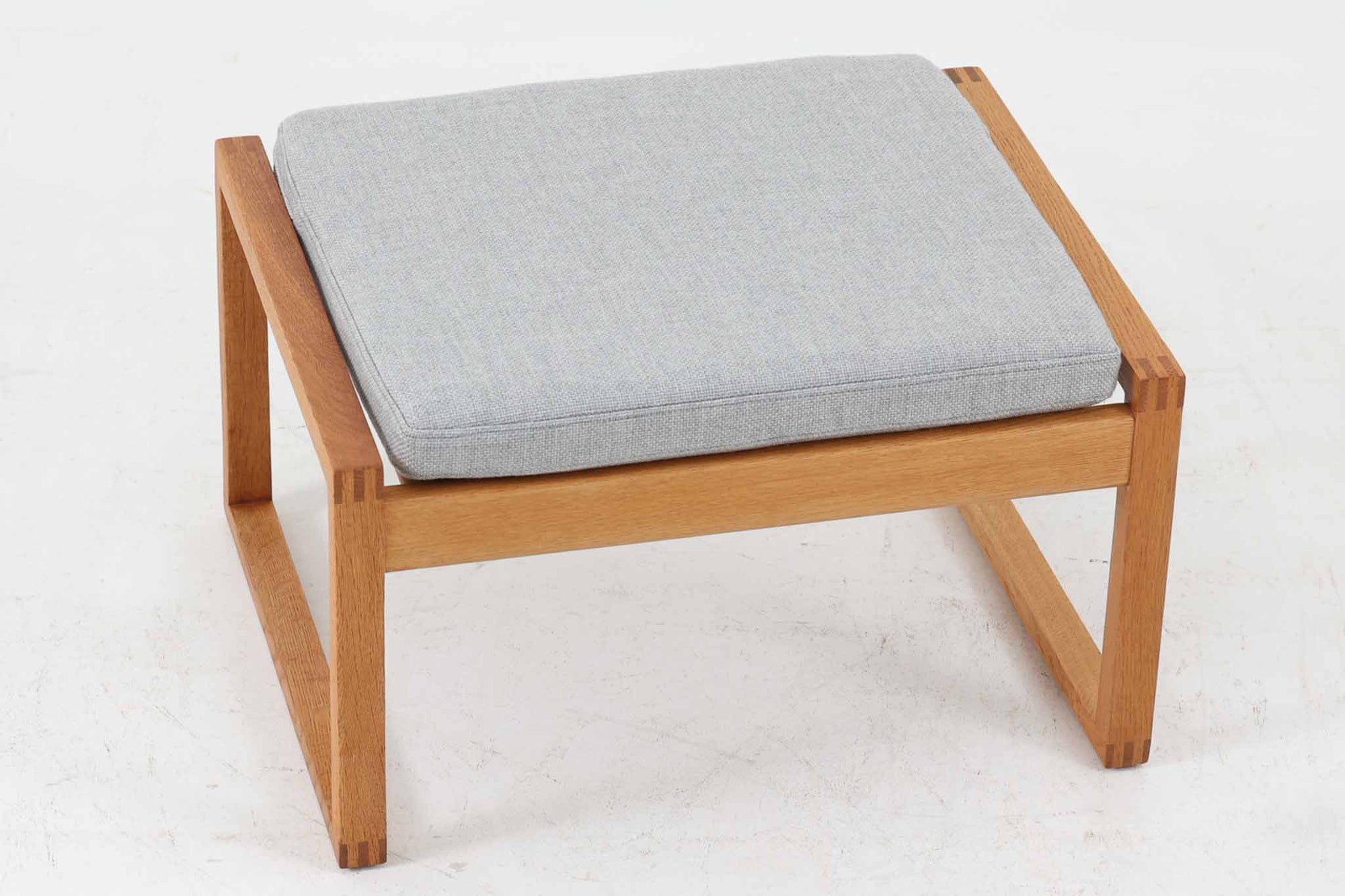 デンマークより買い付けました。Borge mogensen（ボーエ・モーエンセン）デザインのmodel2248オットマンです。本体のフレームには高品質なオーク材が使用されており、経年変化により深みのある色合いに変化し、その美しい風合いが魅力的です。