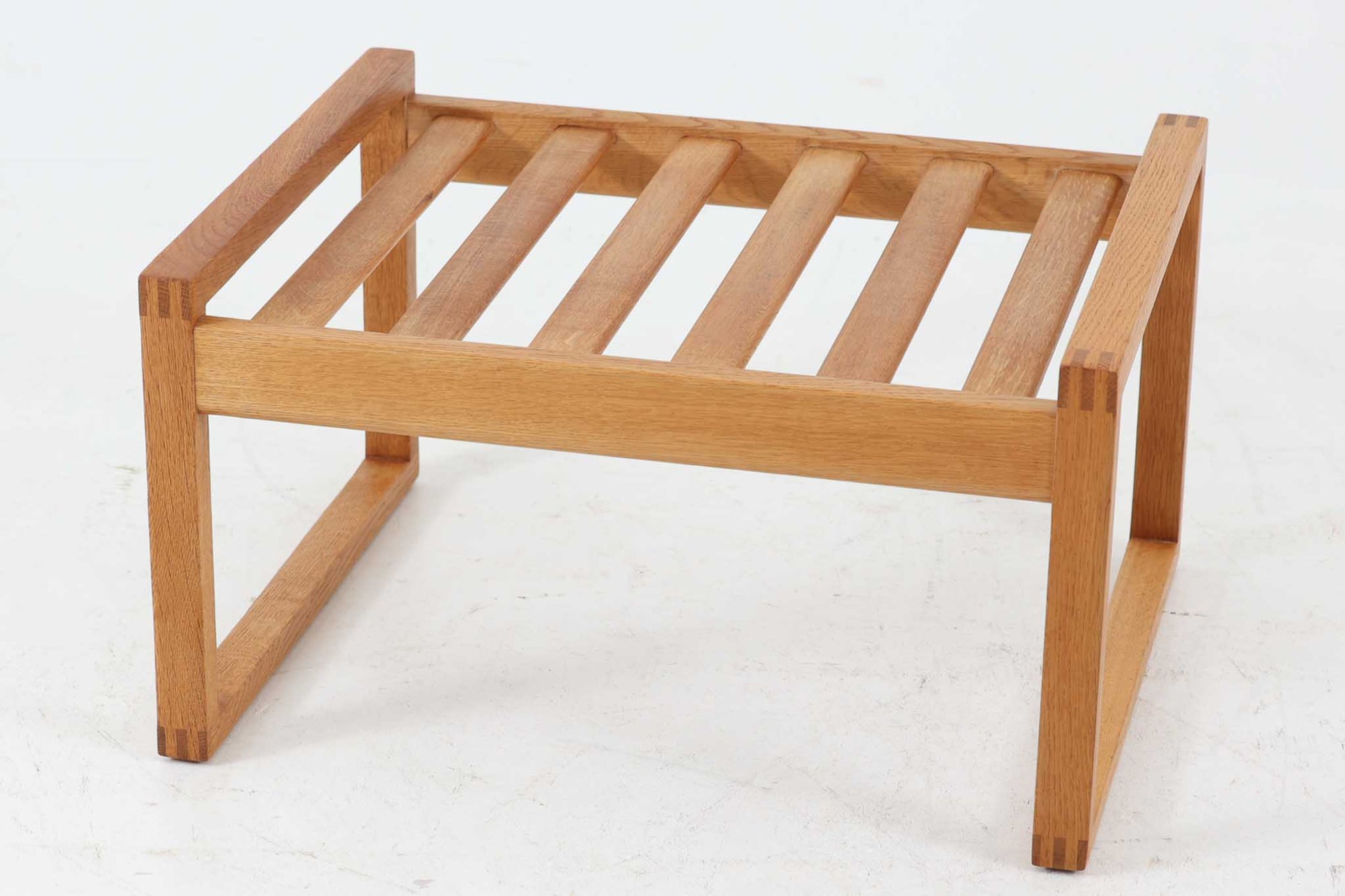 デンマークより買い付けました。Borge mogensen（ボーエ・モーエンセン）デザインのmodel2248オットマンです。本体のフレームには高品質なオーク材が使用されており、経年変化により深みのある色合いに変化し、その美しい風合いが魅力的です。