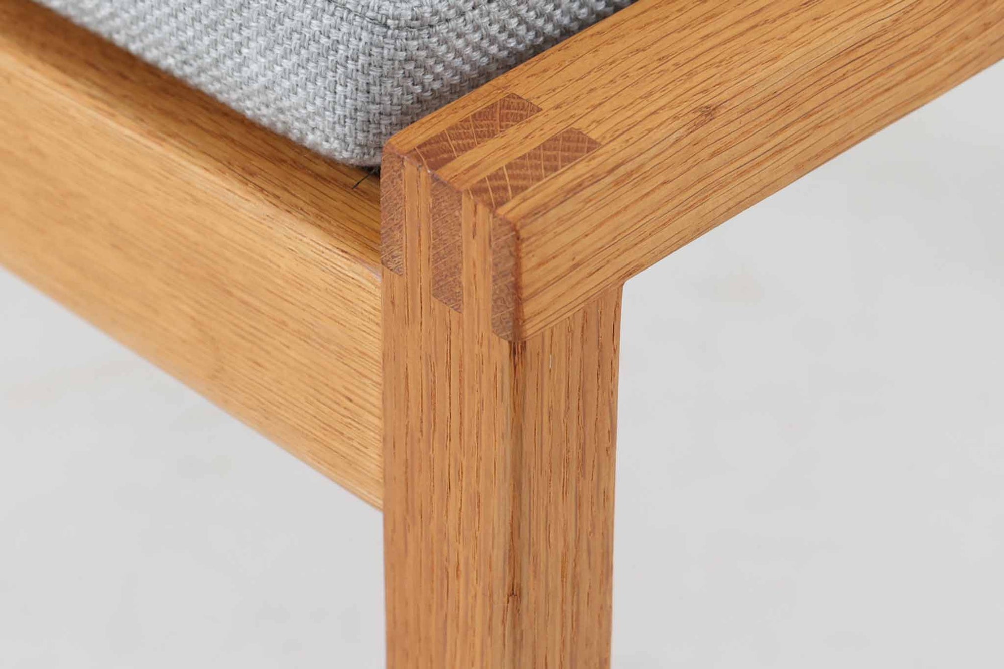 デンマークより買い付けました。Borge mogensen（ボーエ・モーエンセン）デザインのmodel2248オットマンです。本体のフレームには高品質なオーク材が使用されており、経年変化により深みのある色合いに変化し、その美しい風合いが魅力的です。