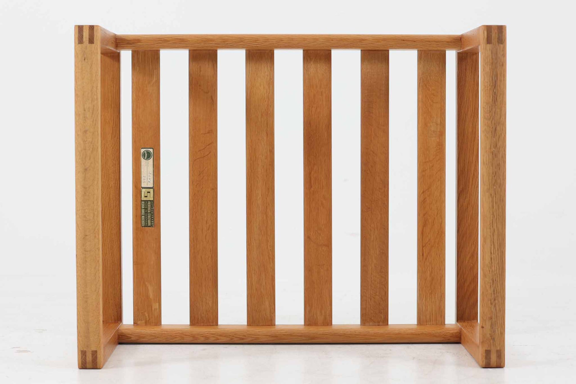 デンマークより買い付けました。Borge mogensen（ボーエ・モーエンセン）デザインのmodel2248オットマンです。本体のフレームには高品質なオーク材が使用されており、経年変化により深みのある色合いに変化し、その美しい風合いが魅力的です。