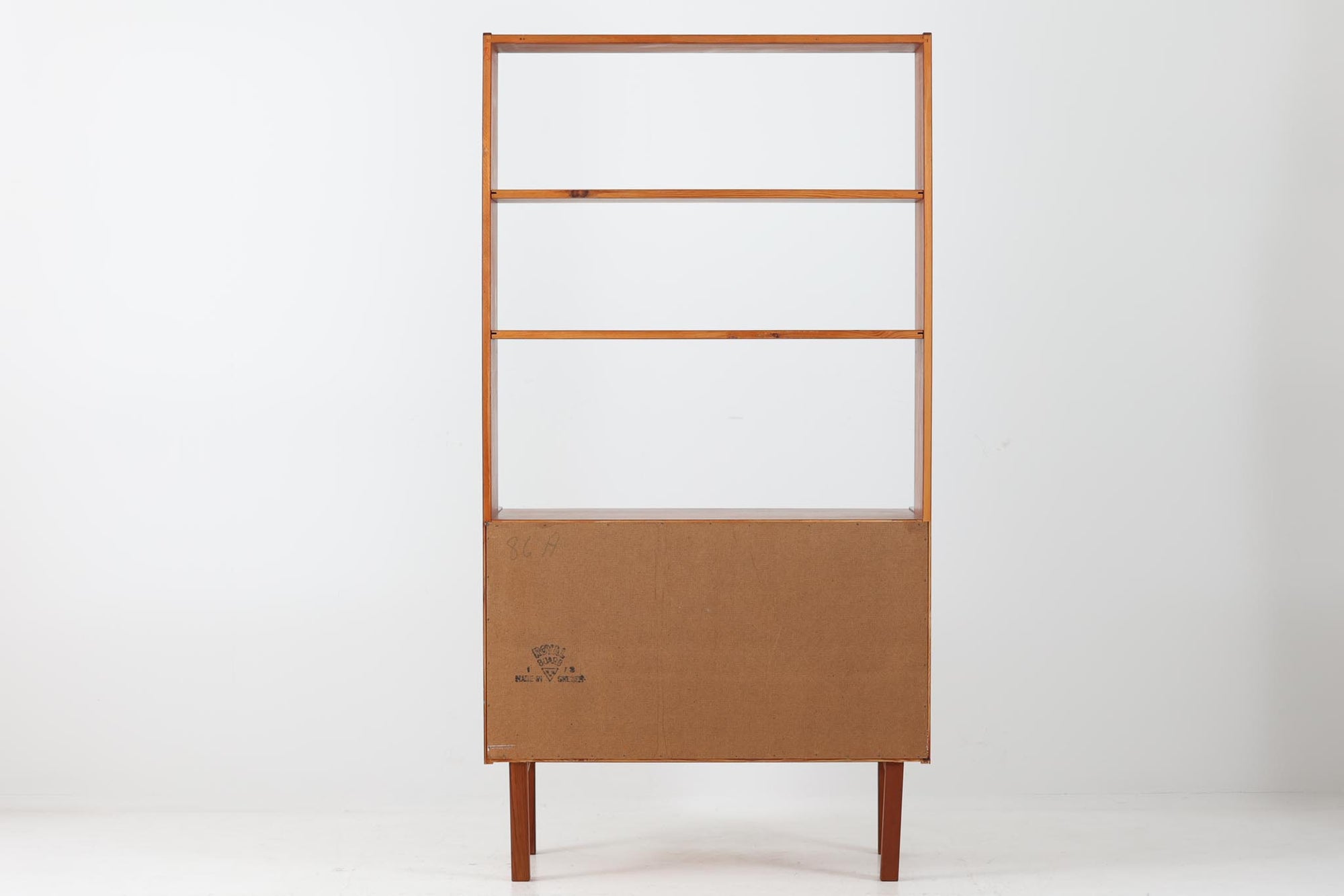 スウェーデンより買い付けました。Breox mobler社で作成された物で、良質なチーク材が使用されています。